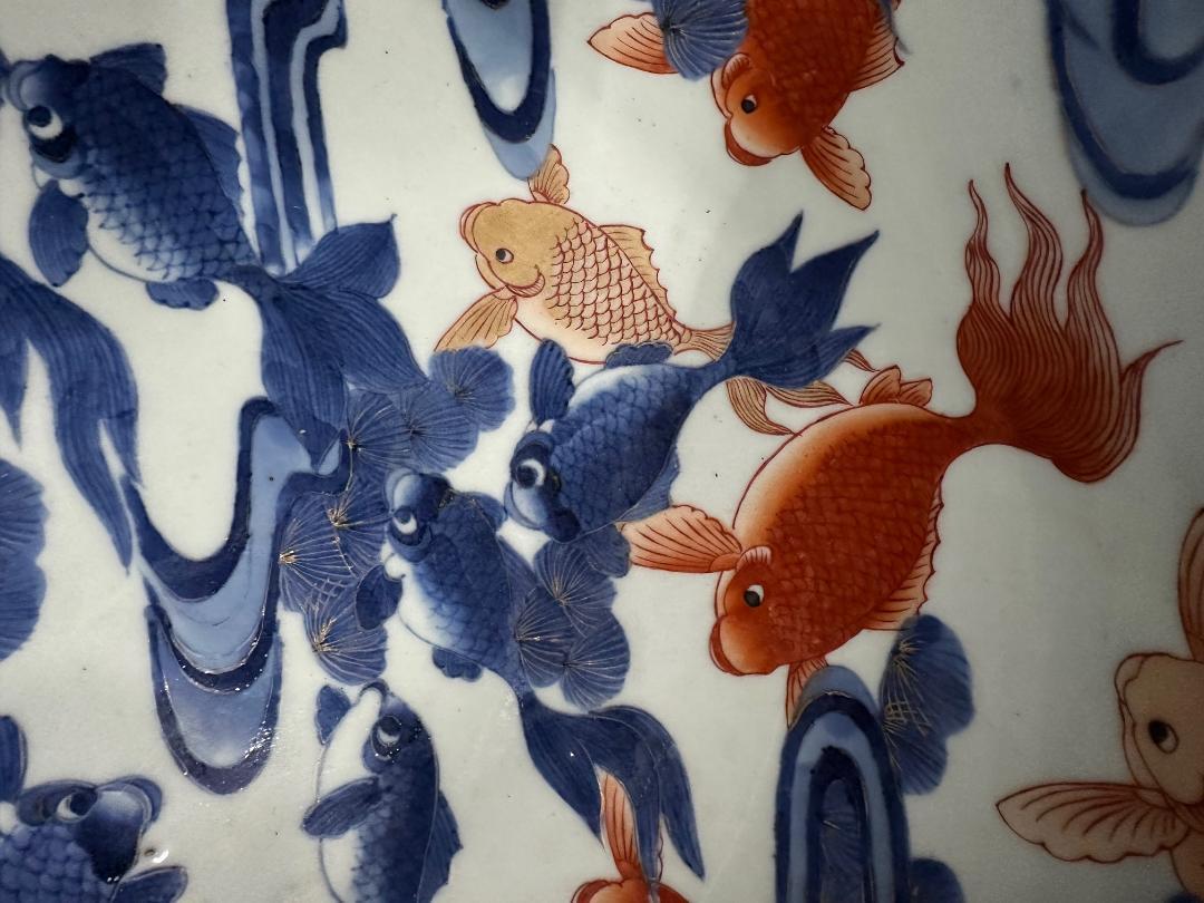 Japanische große antike Fischschale in Brillantblau und Weißgold (Keramik) im Angebot