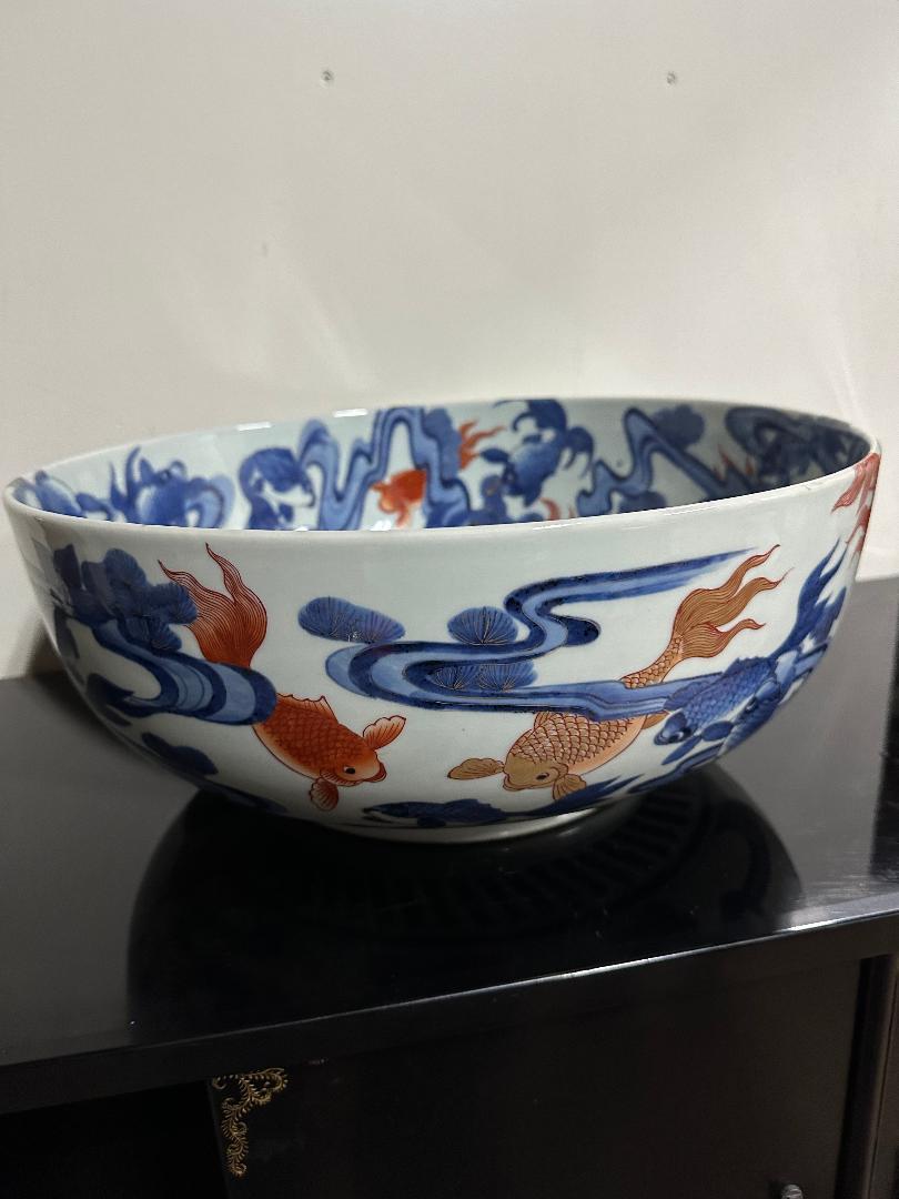 Japanische große antike Fischschale in Brillantblau und Weißgold im Angebot 1