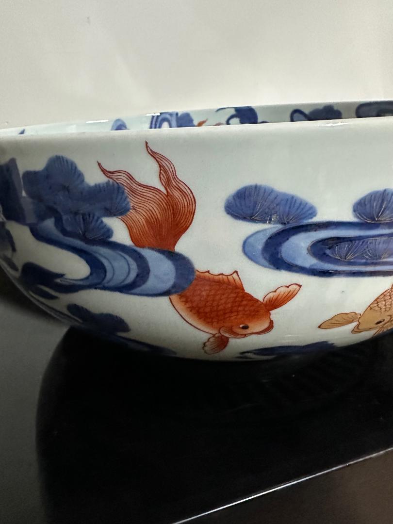 Japanische große antike Fischschale in Brillantblau und Weißgold im Angebot 2