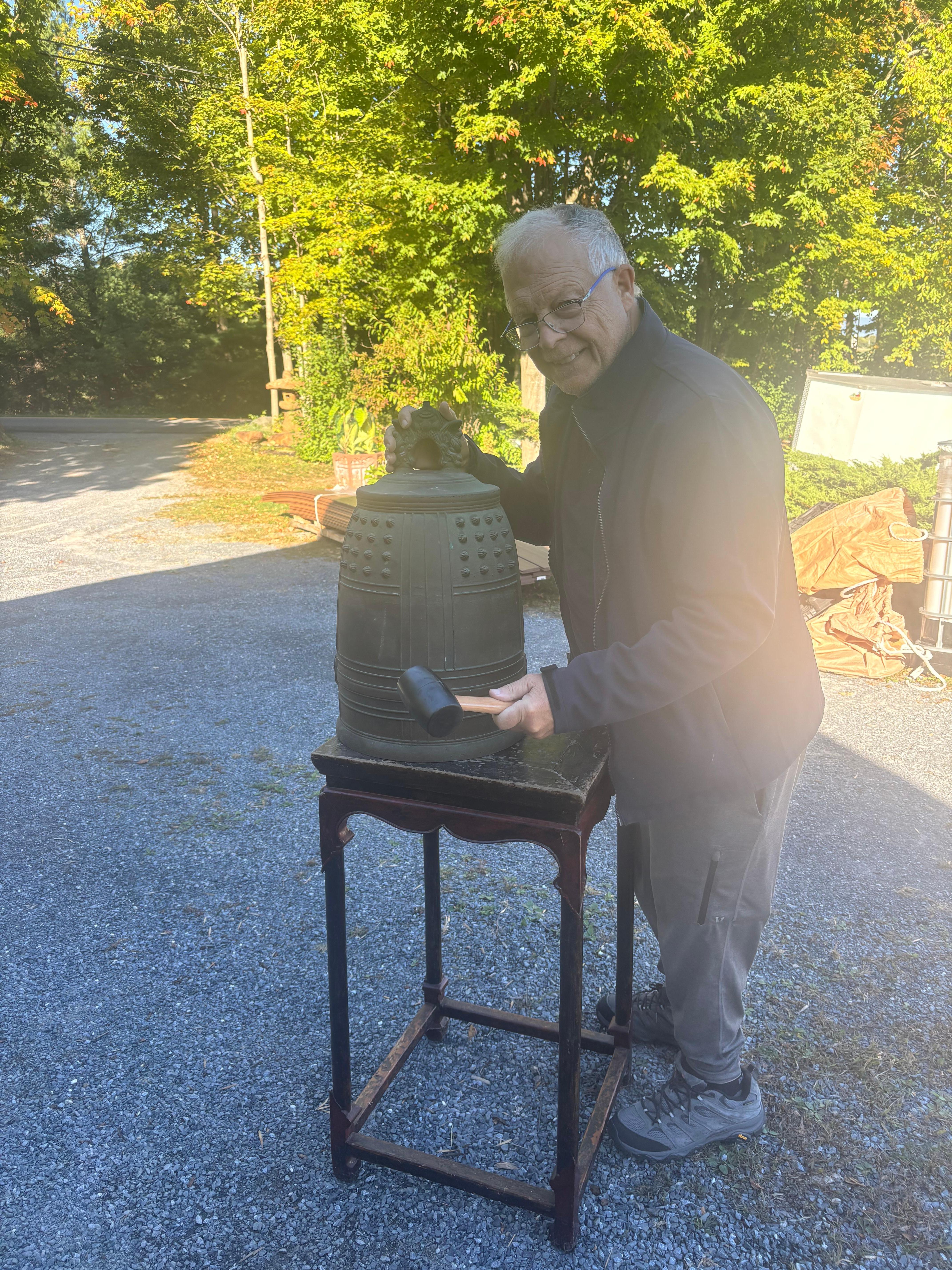 Cloche de temple japonaise en bronze patiné de 22