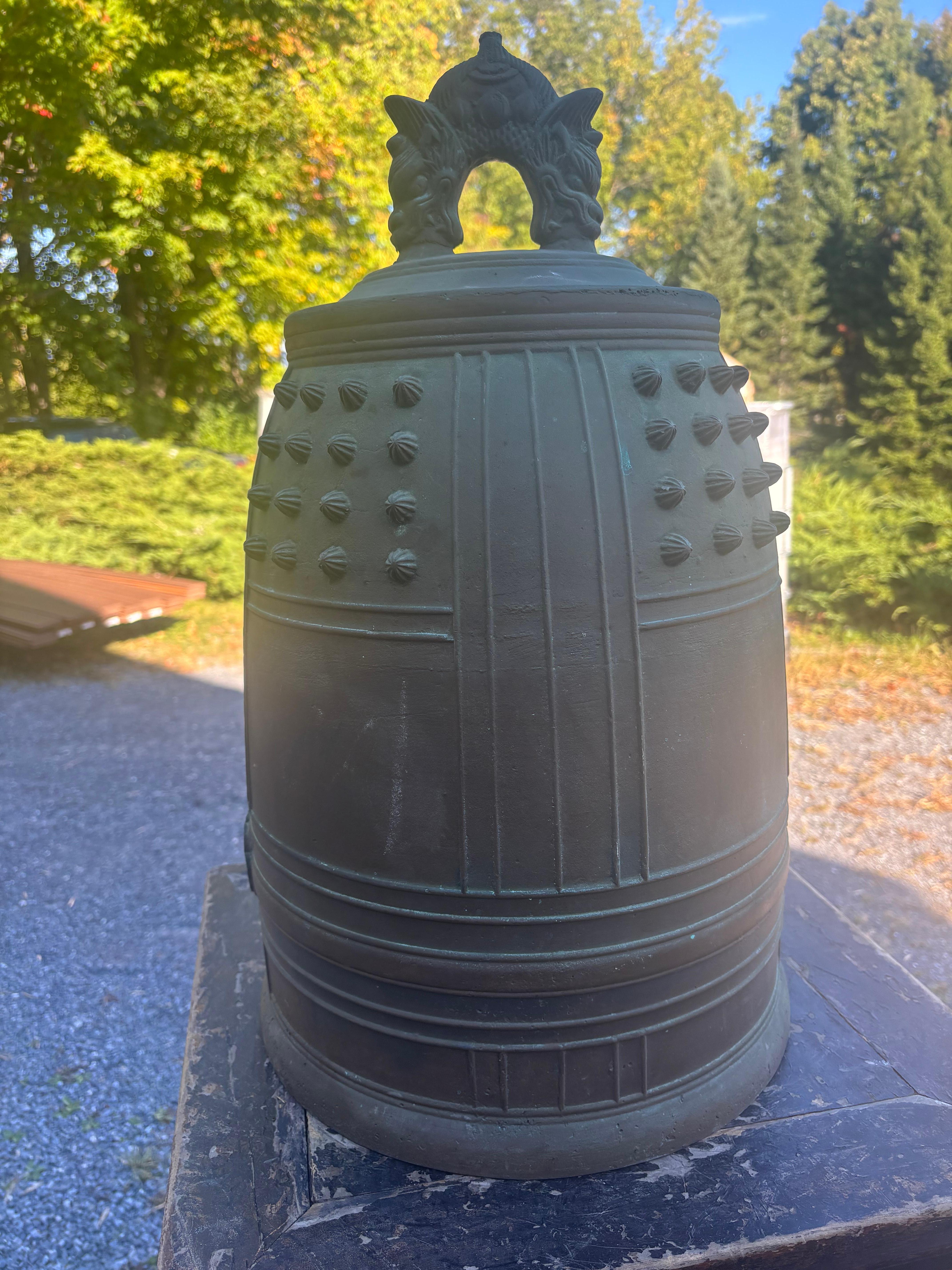 Japonais Cloche de temple japonaise en bronze antique à sonorité bleue, 22