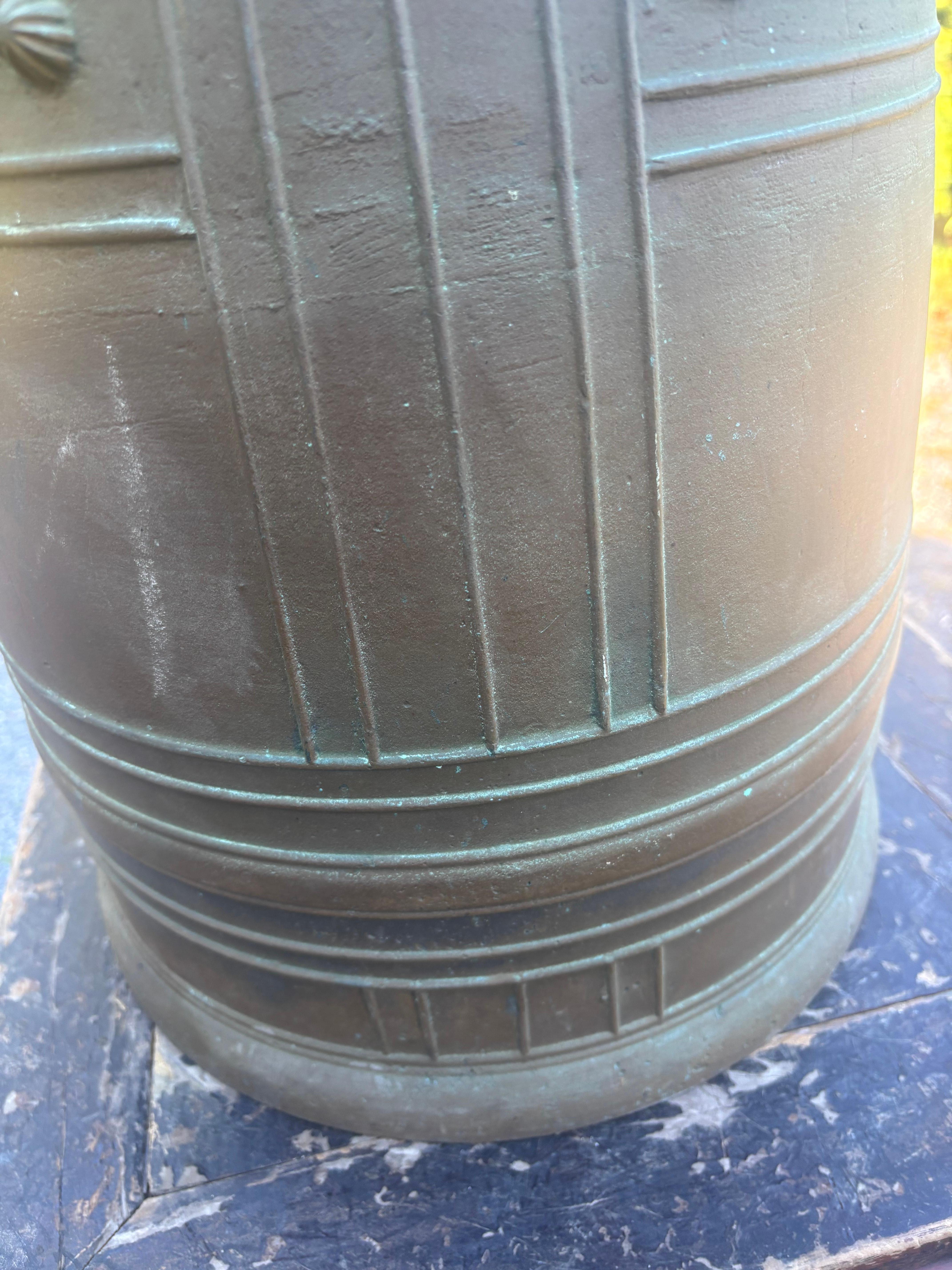 20ième siècle Cloche de temple japonaise en bronze antique à sonorité bleue, 22