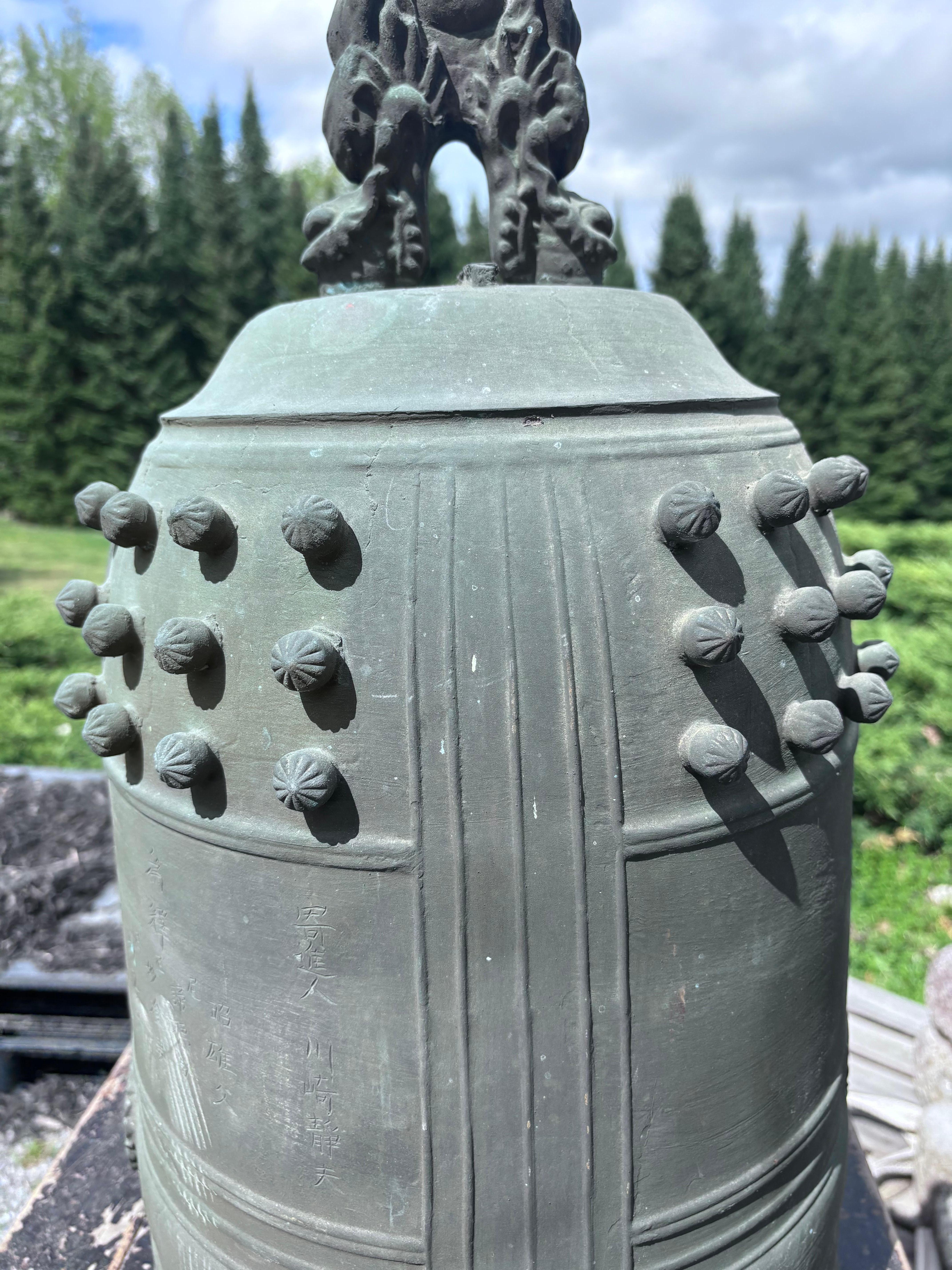Grande cloche de temple japonaise ancienne en bronze avec un son agréable, signée, 25