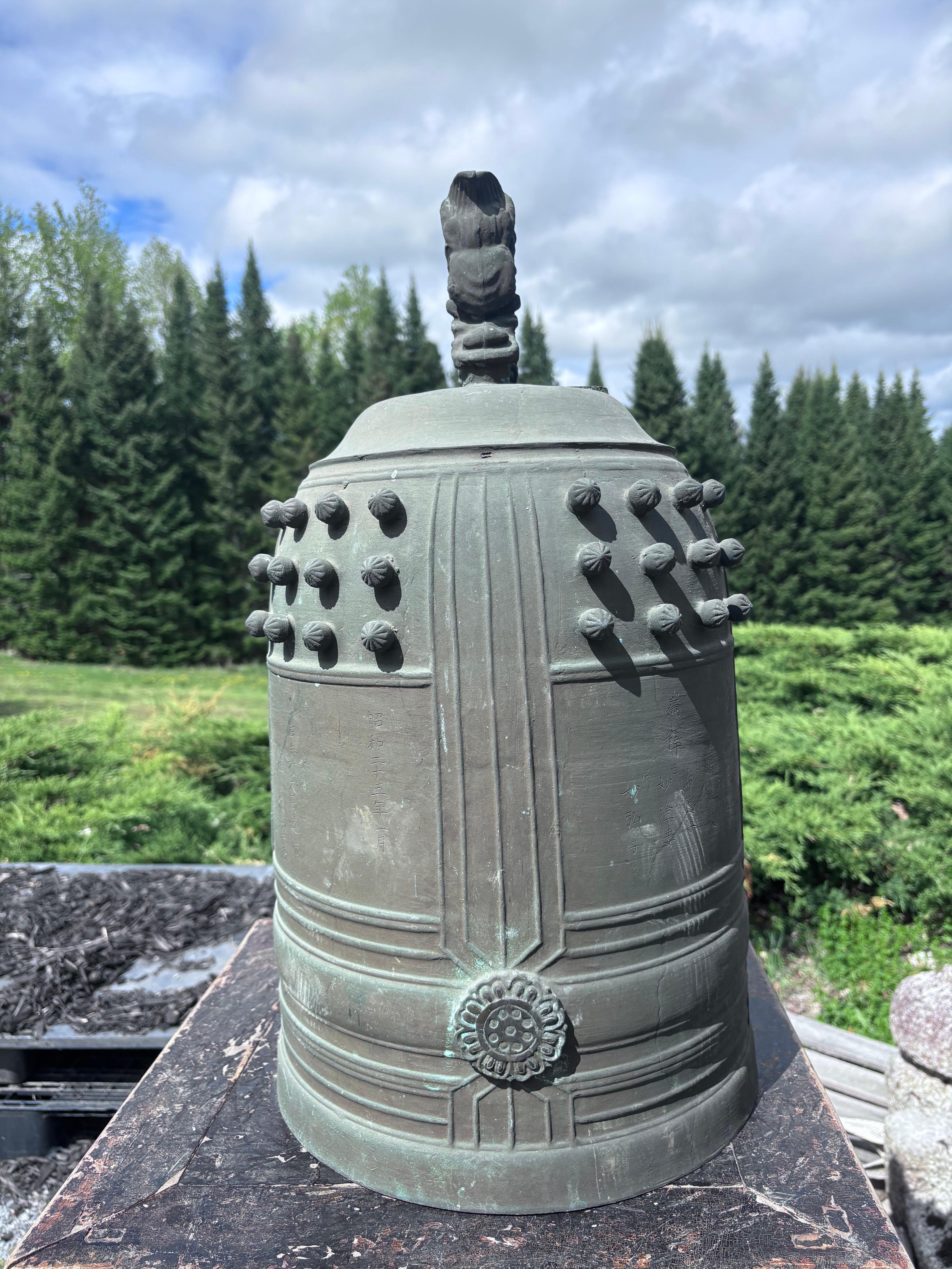 Grande cloche de temple japonaise ancienne en bronze avec un son agréable, signée, 25