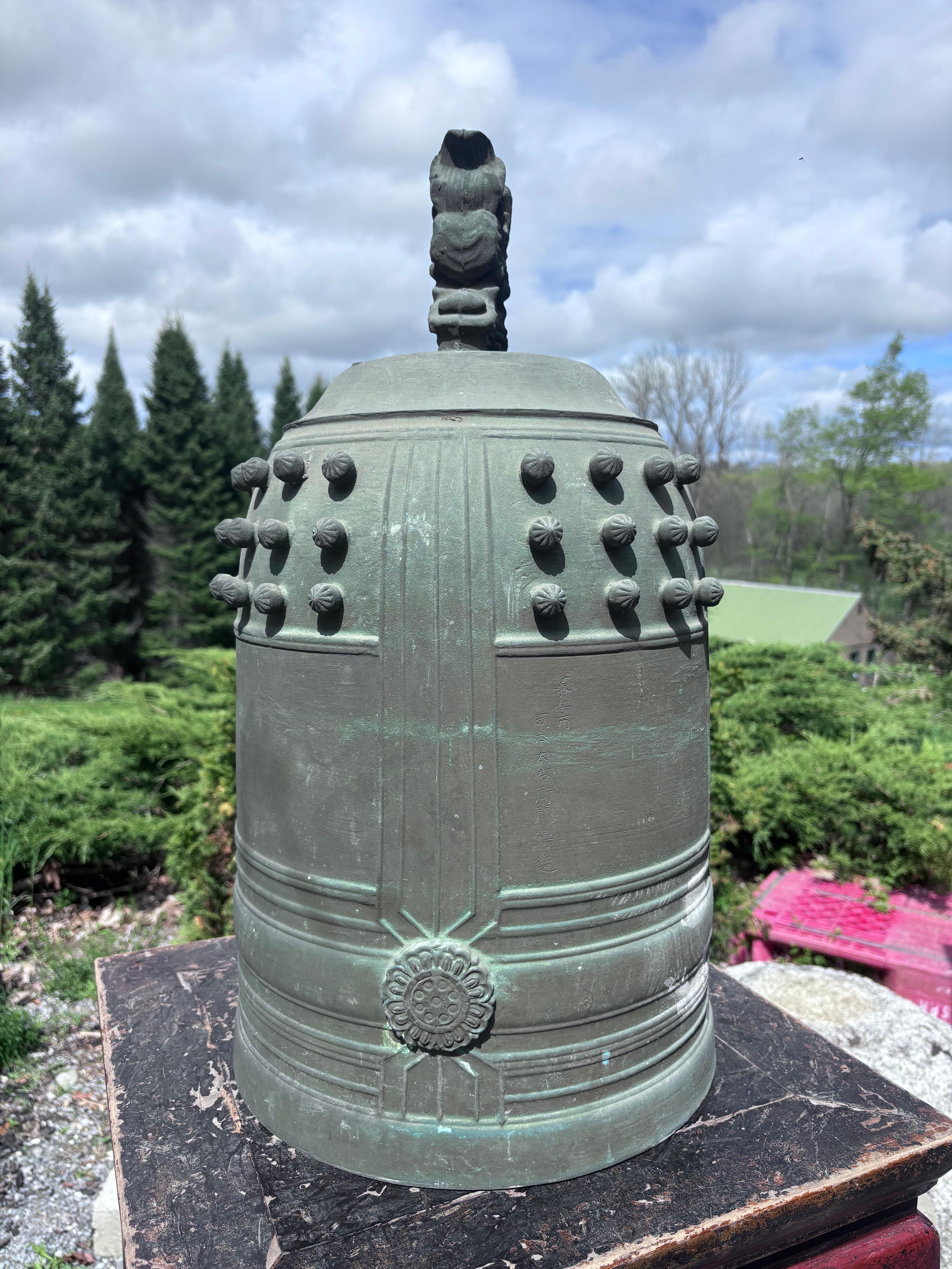 Grande cloche de temple japonaise ancienne en bronze avec un son agréable, signée, 25
