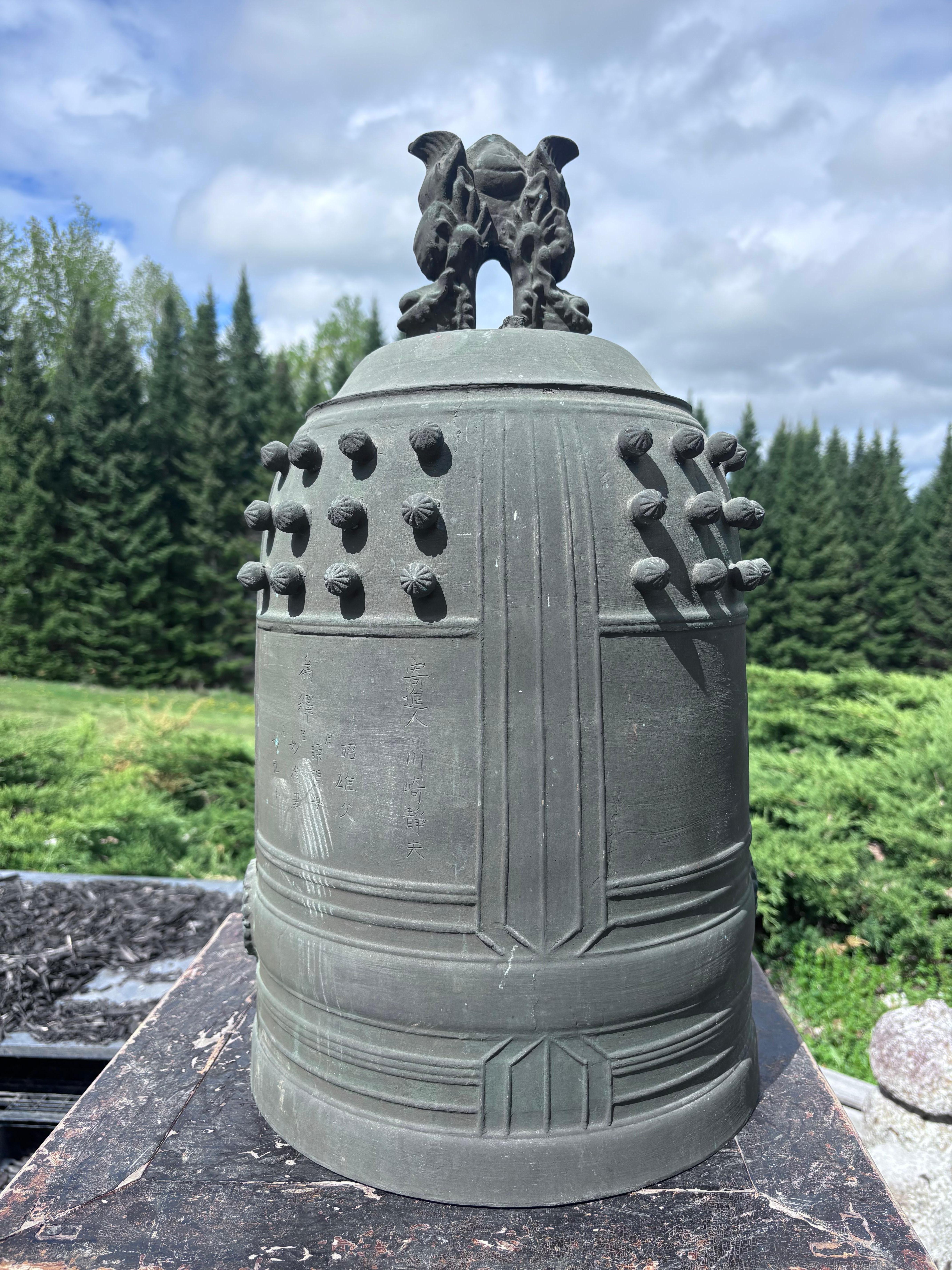 Showa Grande cloche de temple japonaise ancienne en bronze avec un son agréable, signée, 25