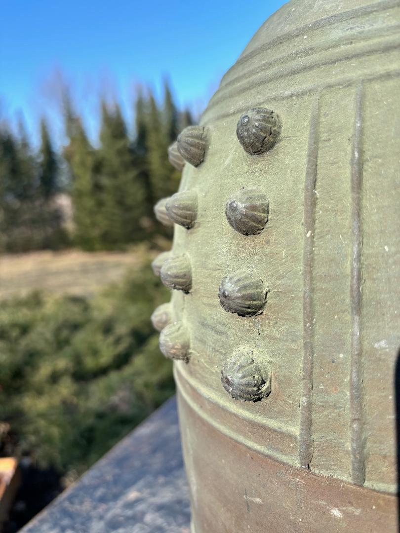 Grande cloche de temple japonaise ancienne en bronze avec sonnerie sonnante, signée 21 pouces en vente 2