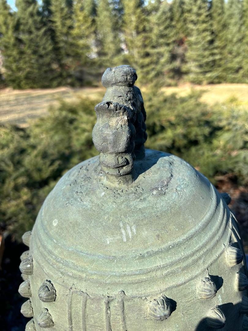 Grande cloche de temple japonaise ancienne en bronze avec sonnerie sonnante, signée 21 pouces en vente 4