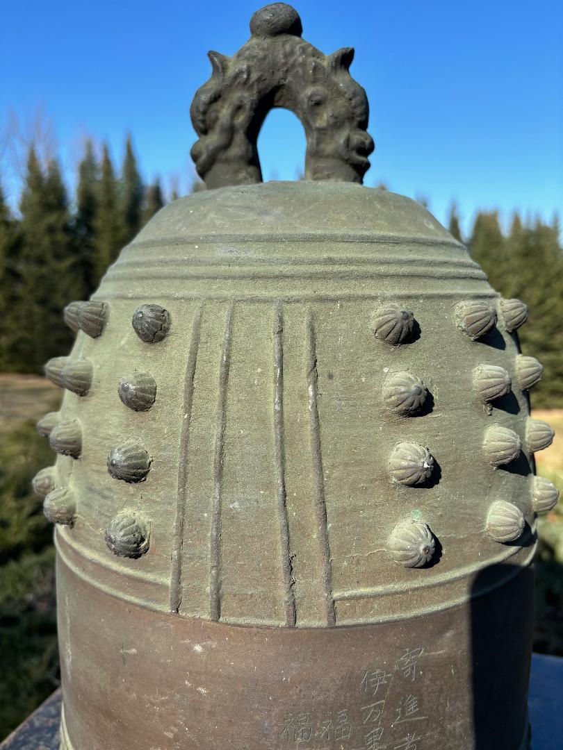 Japanese Big Antique Bronze Temple Bell with Resonating Sound, Signed 21 Inches In Good Condition For Sale In South Burlington, VT