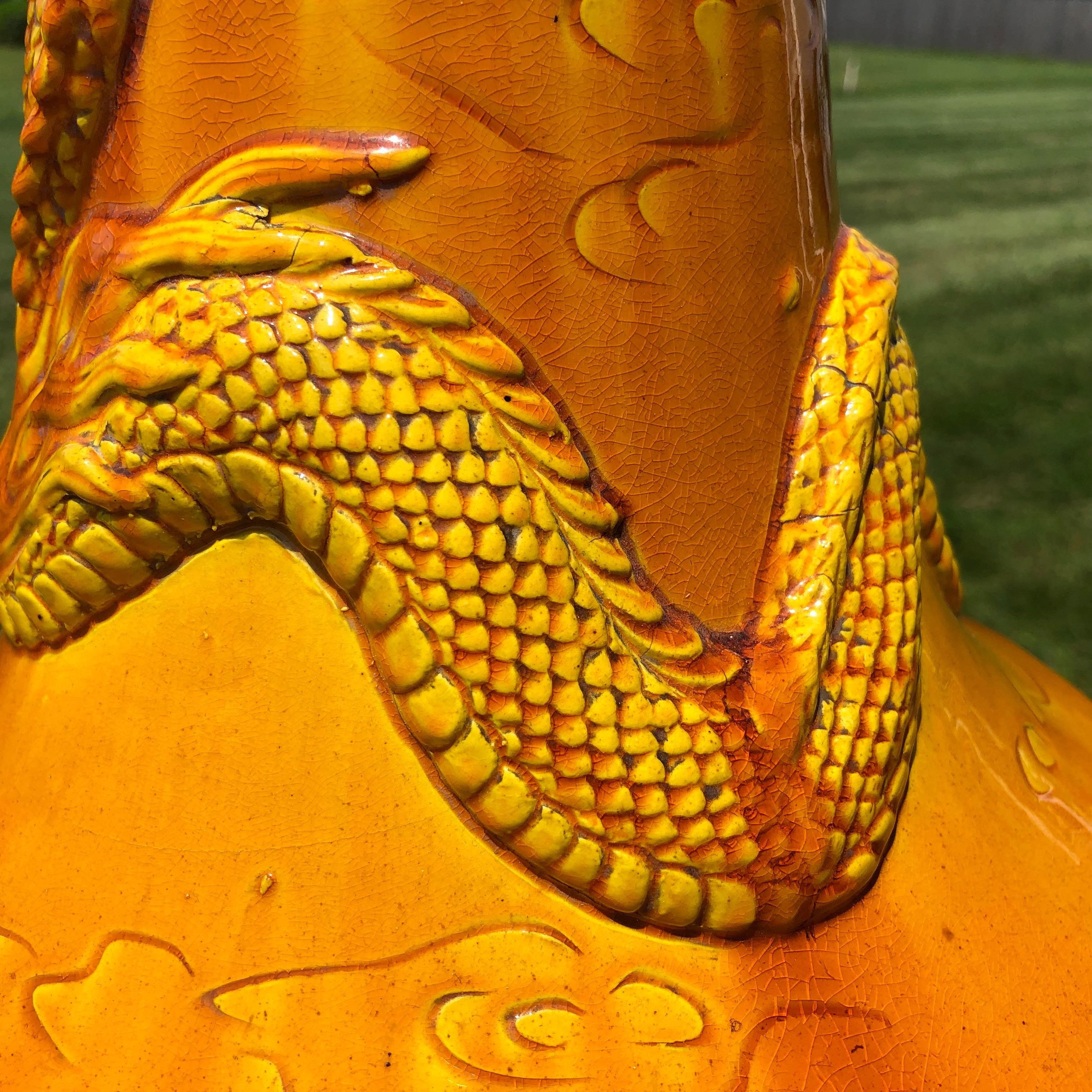 Céramique Grand vase japonais ancien trompette de dragon jaune, 29 pouces en vente