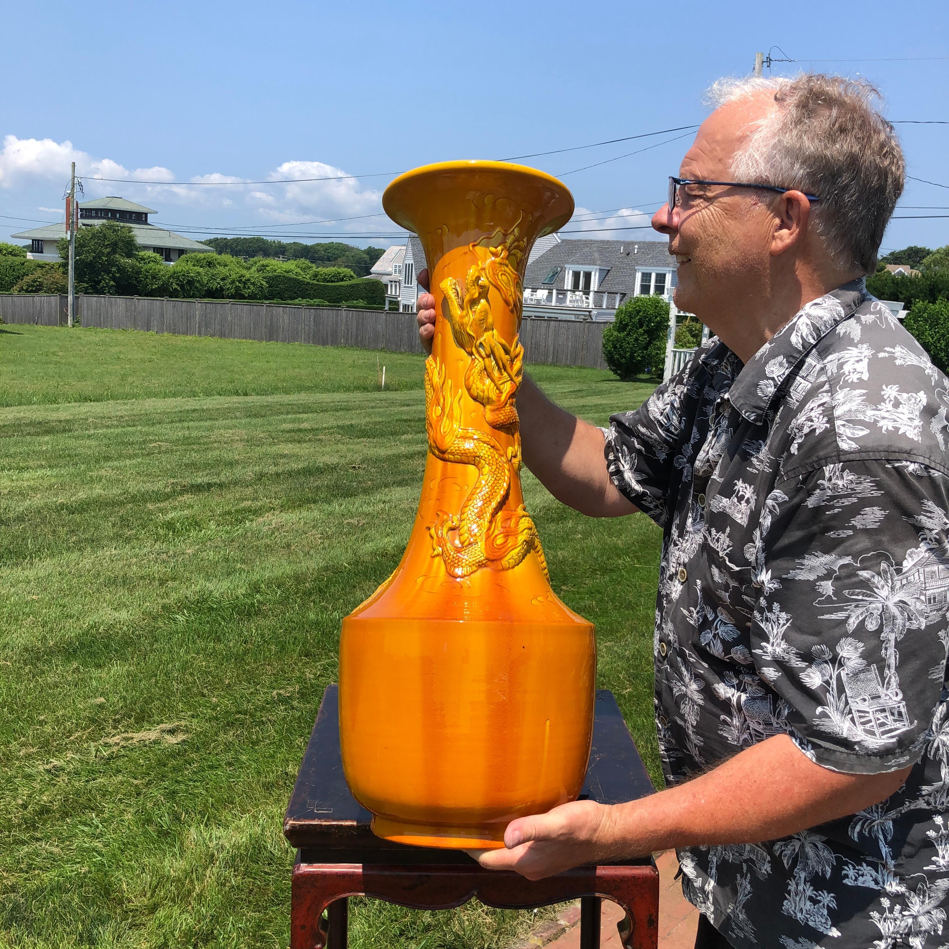 Japon, un vase dragon monumental antique de 29 pouces à glaçure craquelée jaune ambré, avec un impressionnant dragon enroulé autour de sa tige.

Il a été fabriqué par les maîtres artisans du four japonais d'Awaji, dans le sud du pays, entre la fin