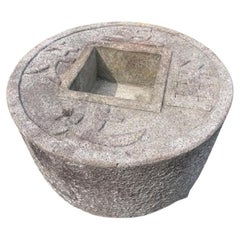 Grande pièce de monnaie japonaise ancienne de bonne chance Motif pierre bassin d'eau Zenigata Tsukubai