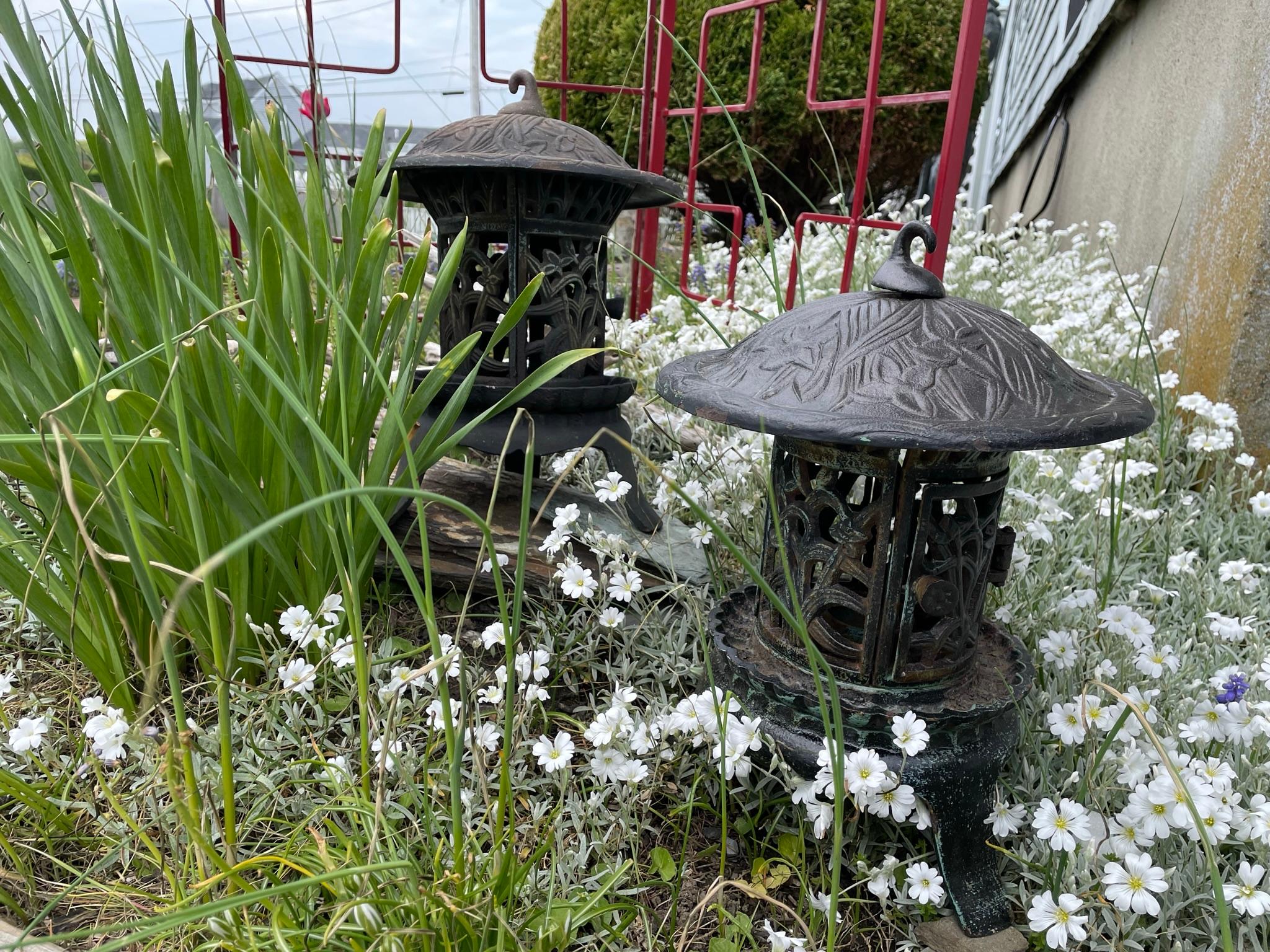 Grande paire de grandes lanternes japonaises à éclairage iris et fleurs Bon état - En vente à South Burlington, VT