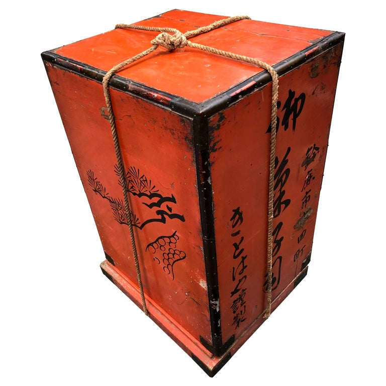 Japanese Big Red Jubako End Table Signed and Hand Painted, Early 20th Century For Sale