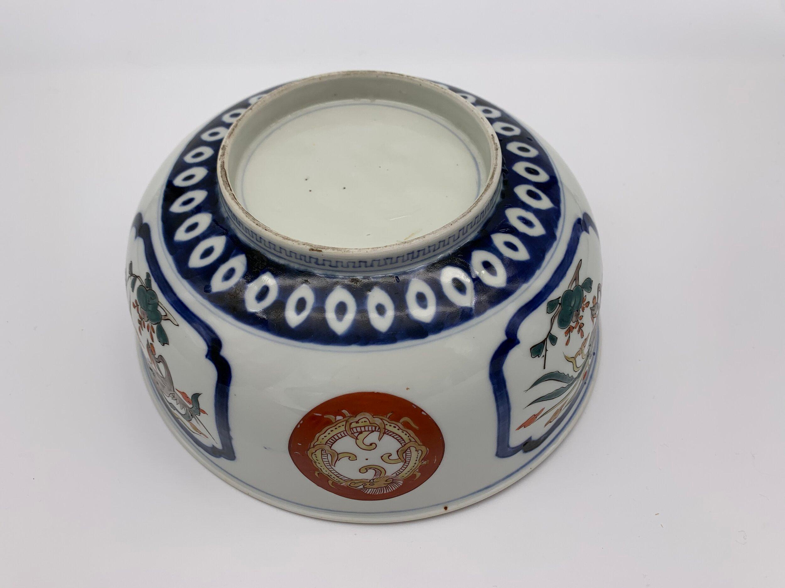 This is a porcelain serving bowl made in south of Japan.
It was made with style called Imari ware around 1900s in Meiji era.

Dimensions:
25 x 25 x H10 cm

Imari ware is a Western term for a brightly-coloured style of Arita ware Japanese export