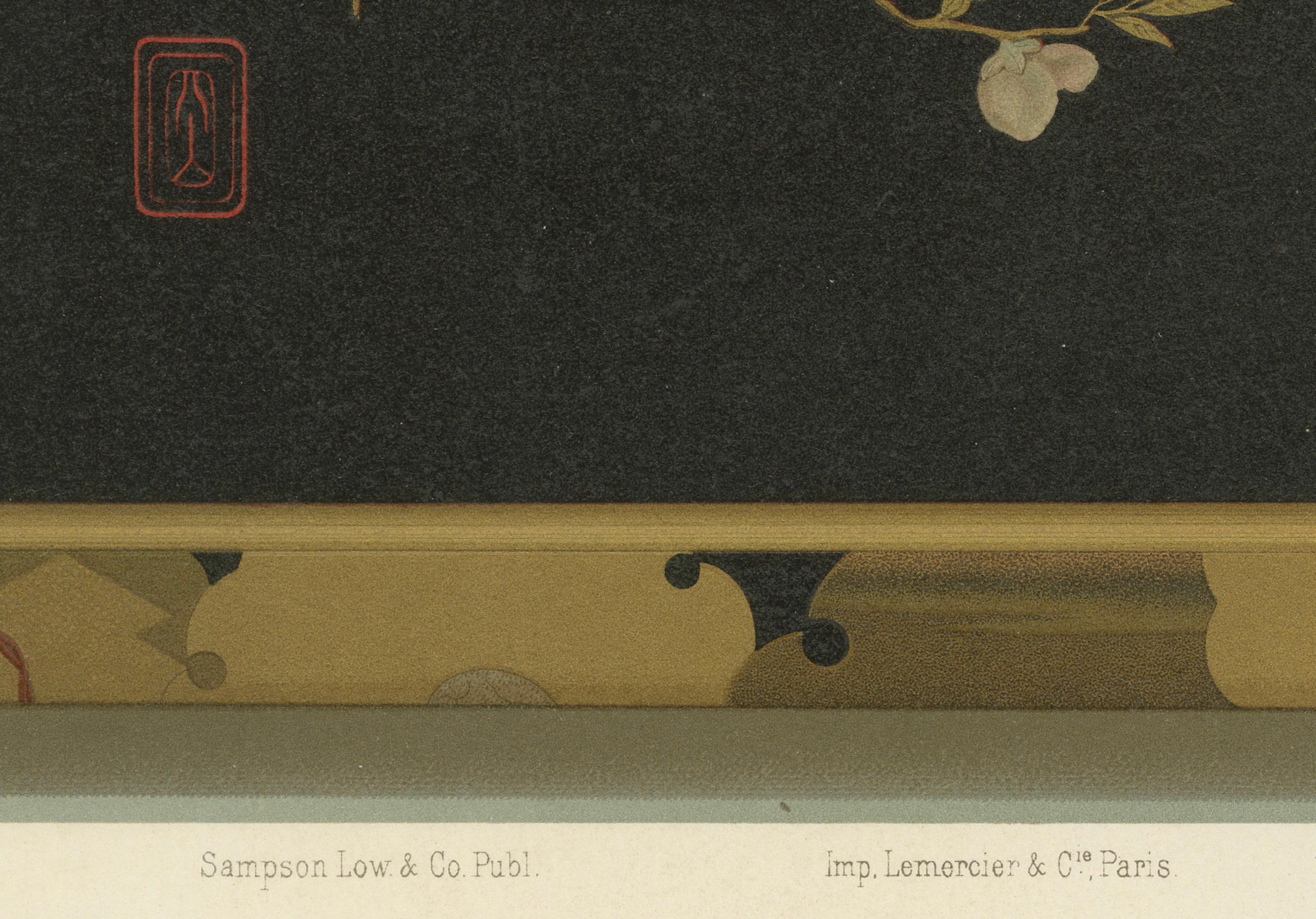 Titre : Plateau japonais en laque avec oiseaux et fleurs : Lithographie ancienne, années 1880

Description :
Cette exquise lithographie des années 1880 présente un plateau en laque japonaise magnifiquement détaillé, orné d'une scène élégante