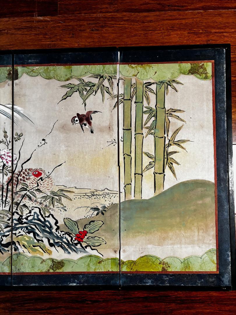 Peint à la main Écran d'oiseaux japonais, de bambous et de pruniers à l'heure d'été en vente