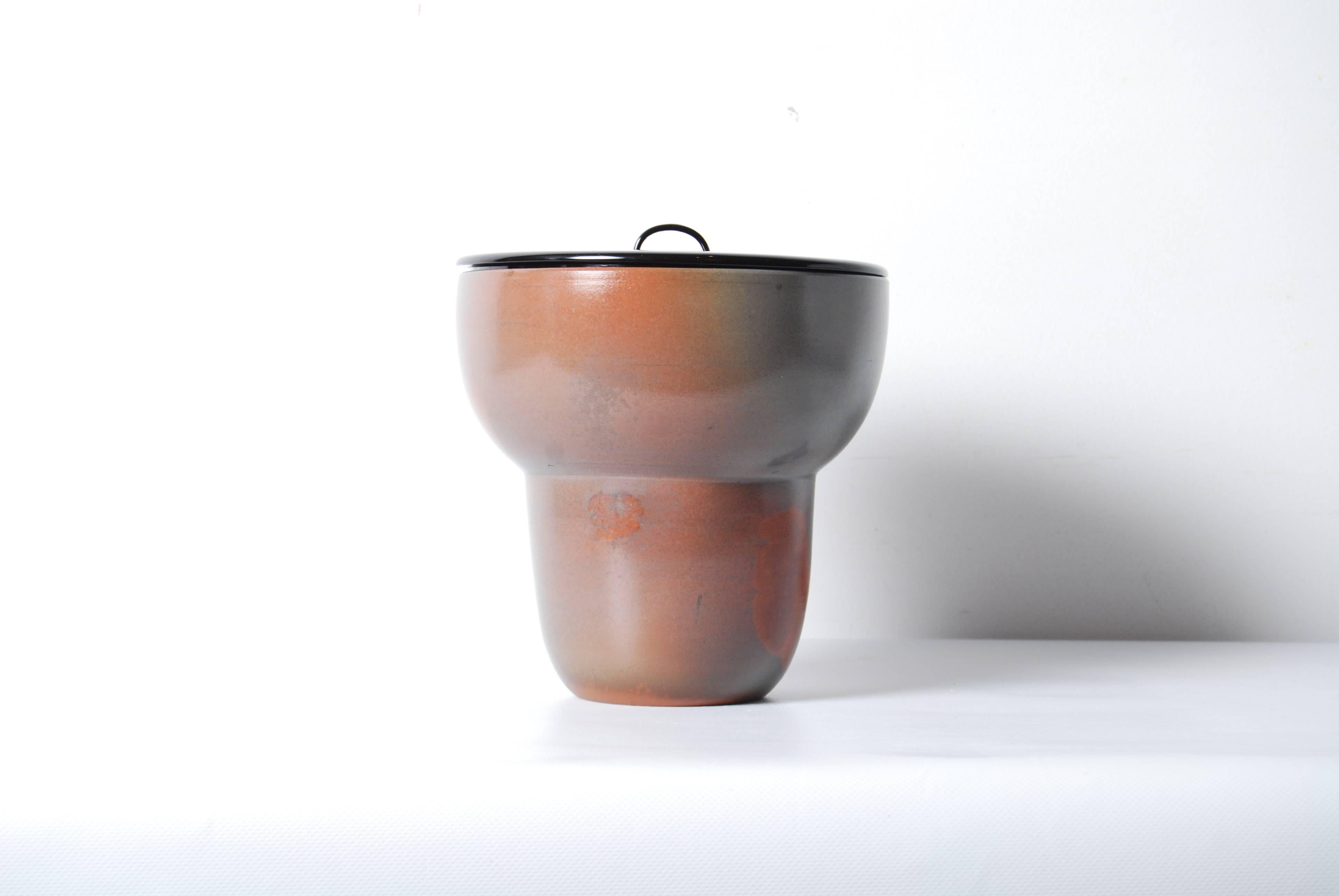 Japanese Bizen Pottery Mizusashi with Mottled Glaze and Black Lacquer Lid In Excellent Condition For Sale In Prahran, Victoria