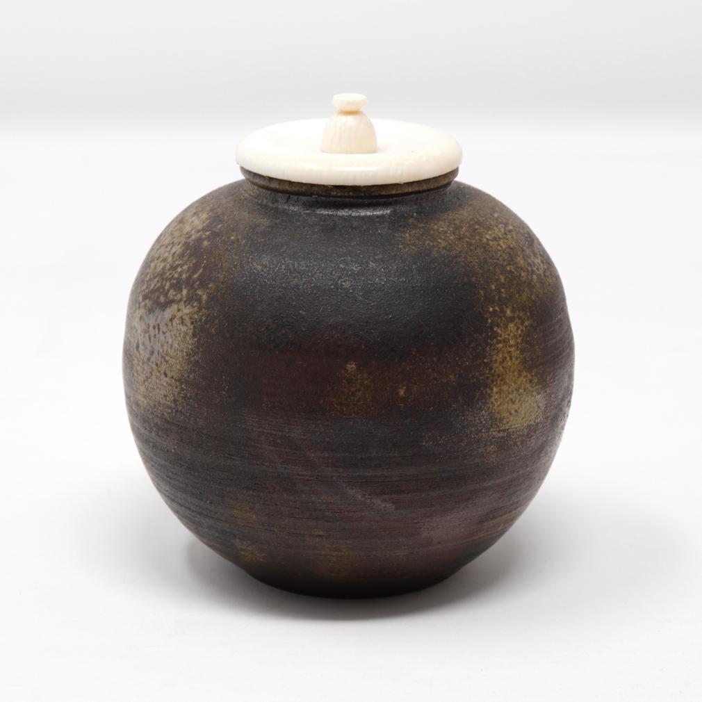 Japanese Bizen ware bunrin chaire by Toho Kimura In Good Condition For Sale In Point Richmond, CA
