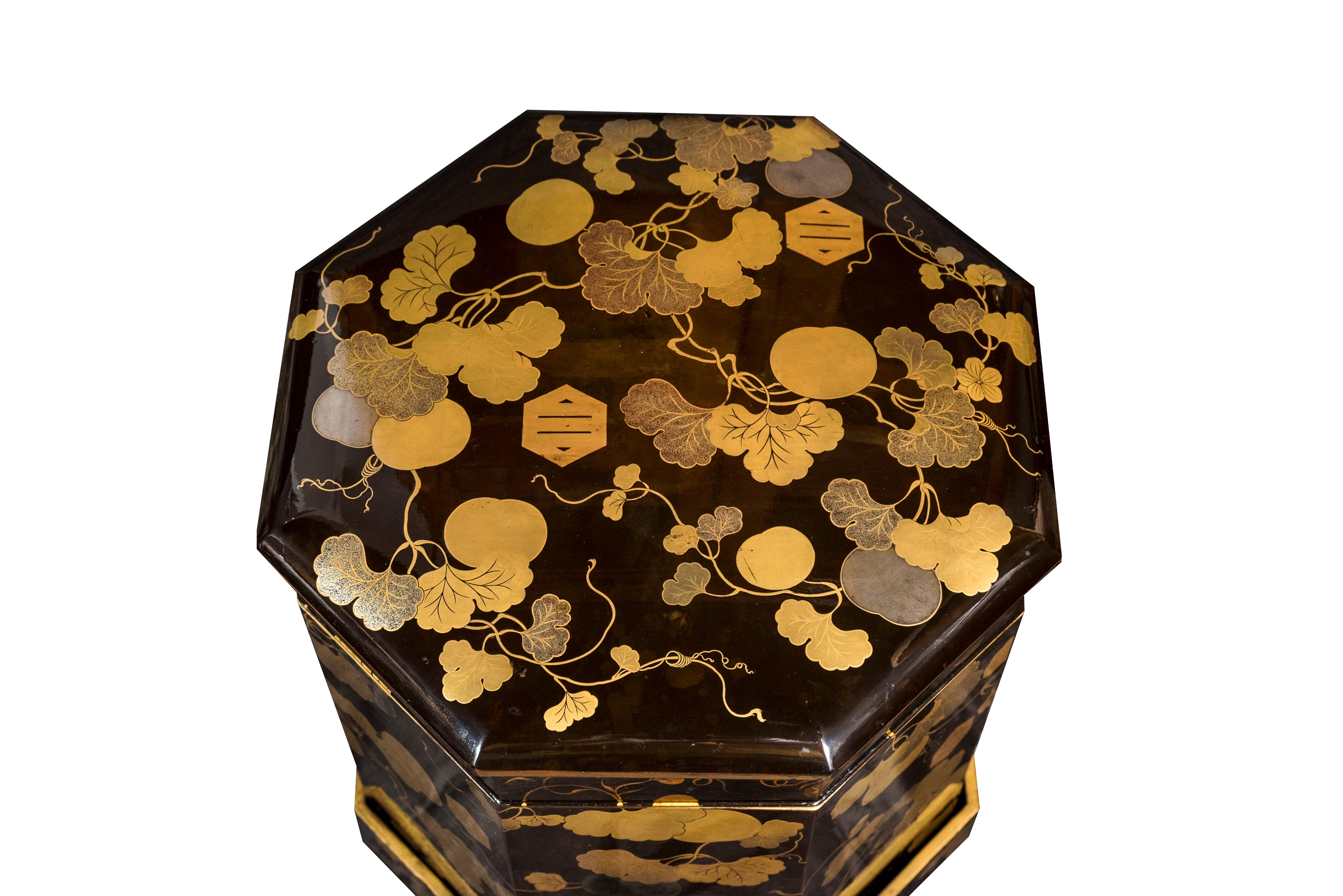 Japanese Black and Gold Lacquer Kaioke Boxes 'Hokaibako' In Good Condition For Sale In PARIS, FR