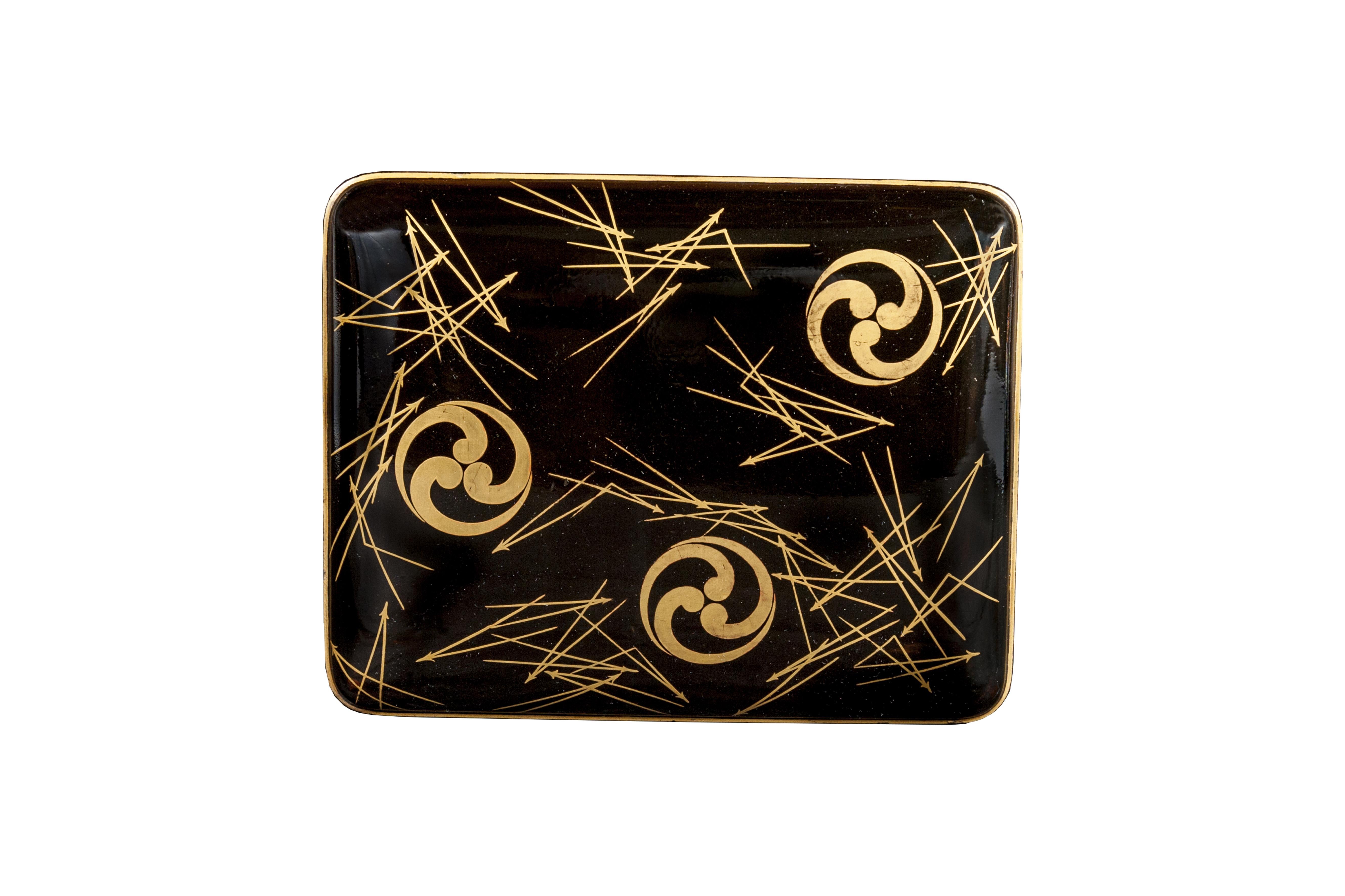 Kushibako (comb box) in black lacquer with gold lacquer decoration of arrows and my in the shape of three assembled commas 