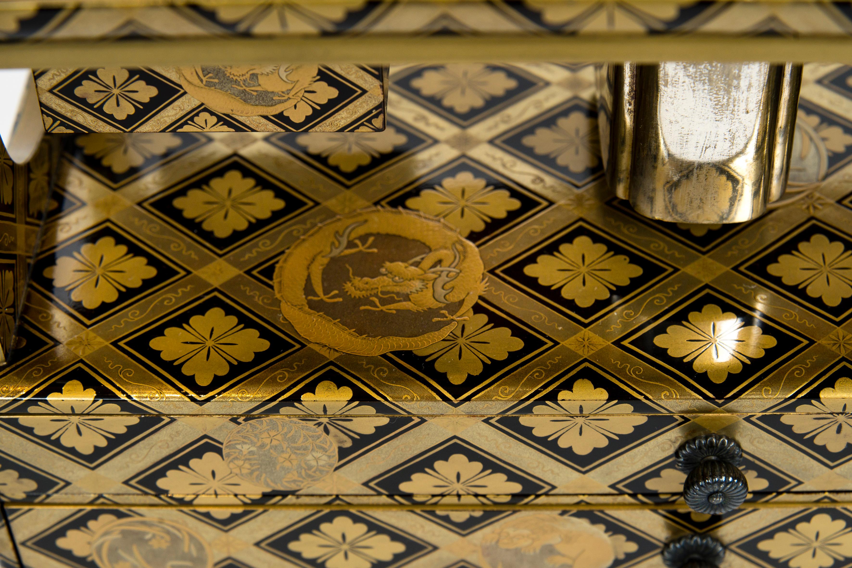 Japanese black and gold lacquer tabako bon or smoking set with silvered bronze In Good Condition In PARIS, FR