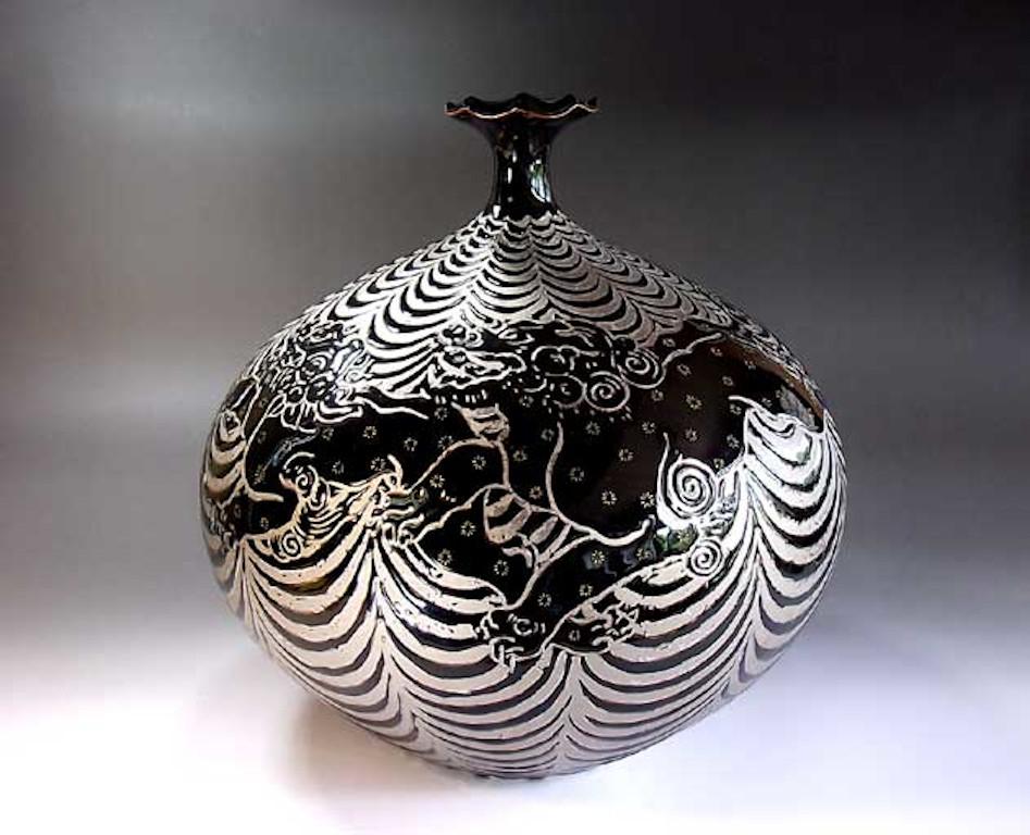 Peint à la main Vase japonais en porcelaine noire et platine par un maître artiste contemporain en vente