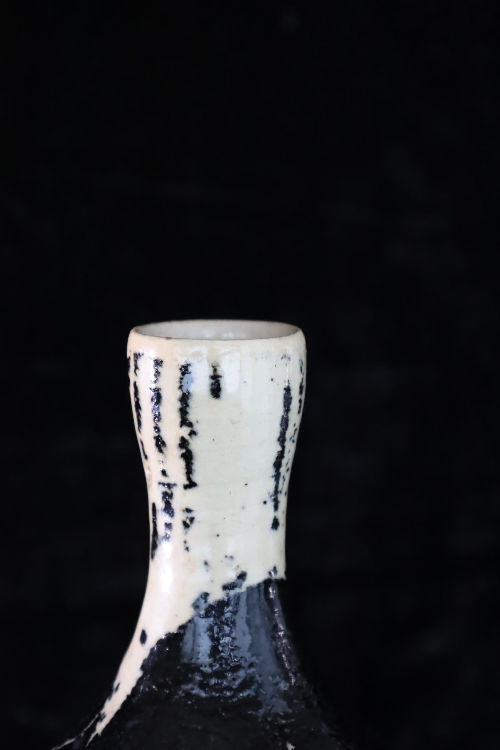 Vase japonais en céramique émaillée noir et blanc avec motif botanique abstrait en vente 2