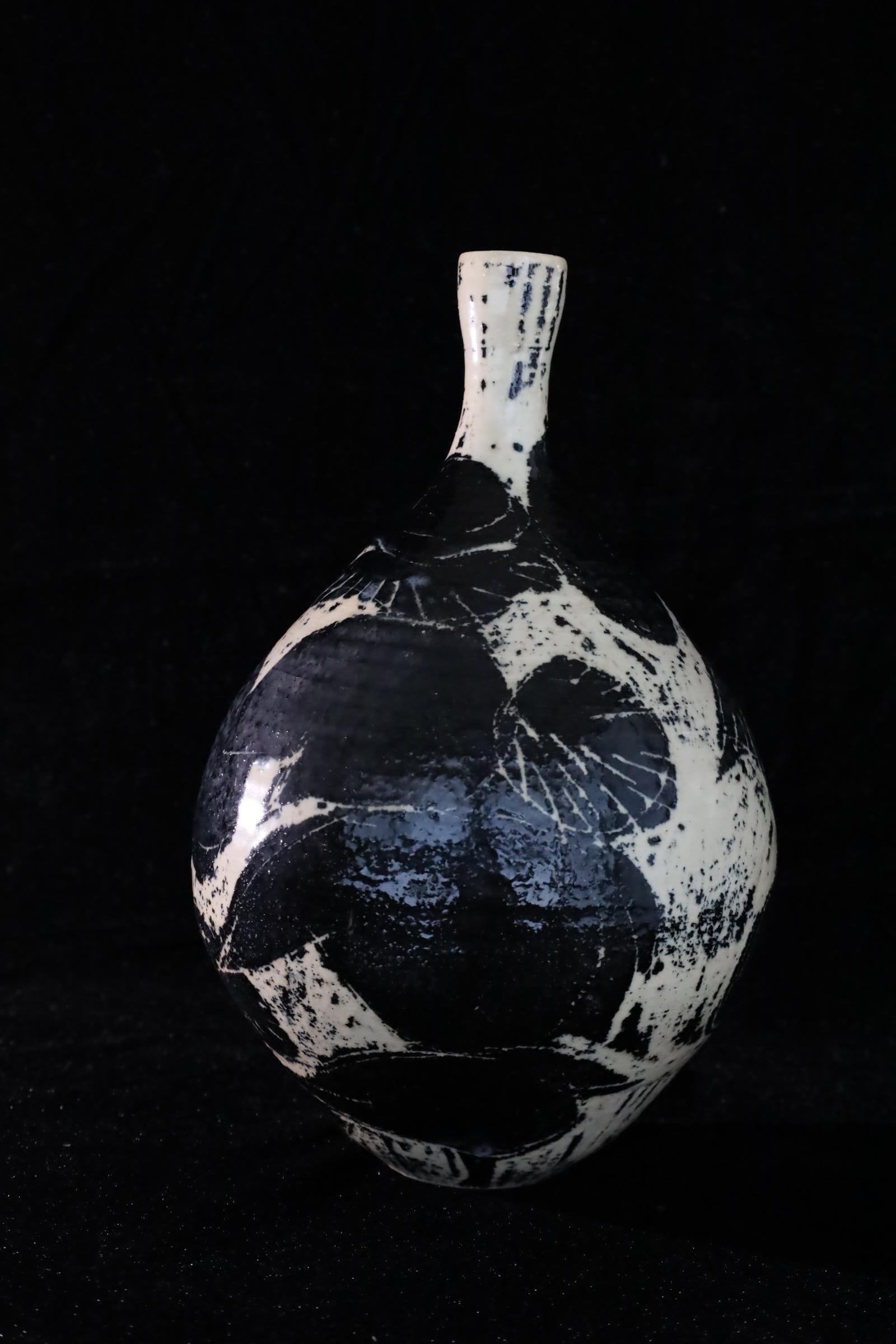 Vase japonais en céramique émaillée noir et blanc avec motif botanique abstrait en vente 3