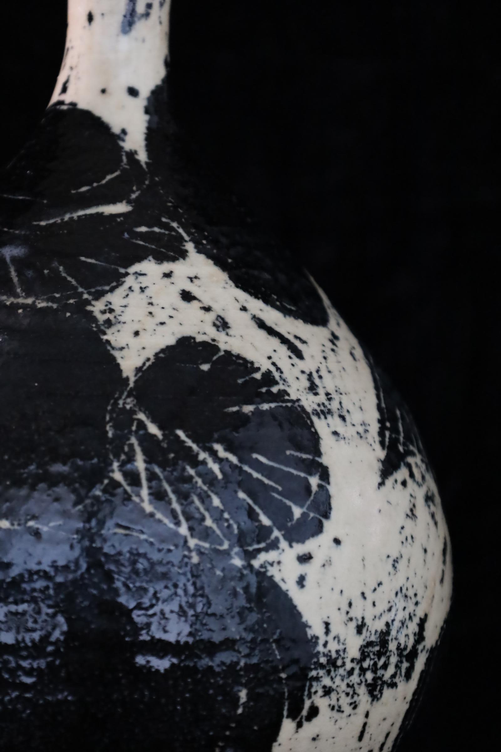 Vase japonais en céramique émaillée noir et blanc avec motif botanique abstrait en vente 4