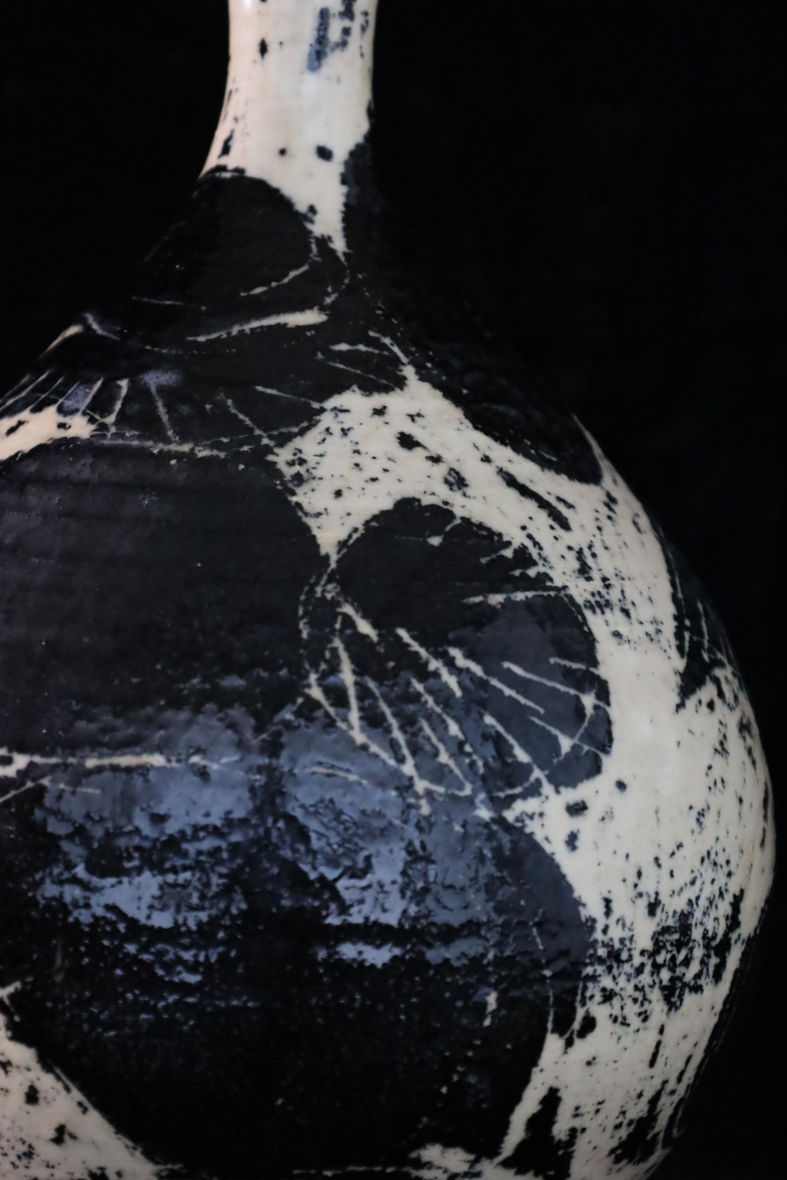 Vase japonais en céramique émaillée noir et blanc avec motif botanique abstrait en vente 5