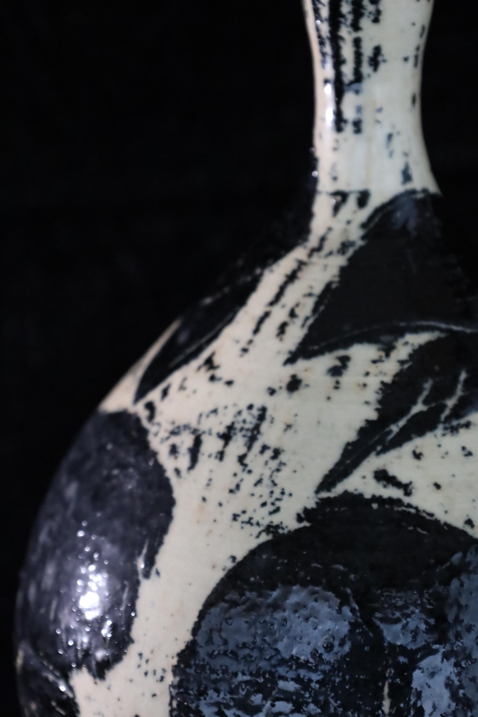 Vase japonais en céramique émaillée noir et blanc avec motif botanique abstrait en vente 6