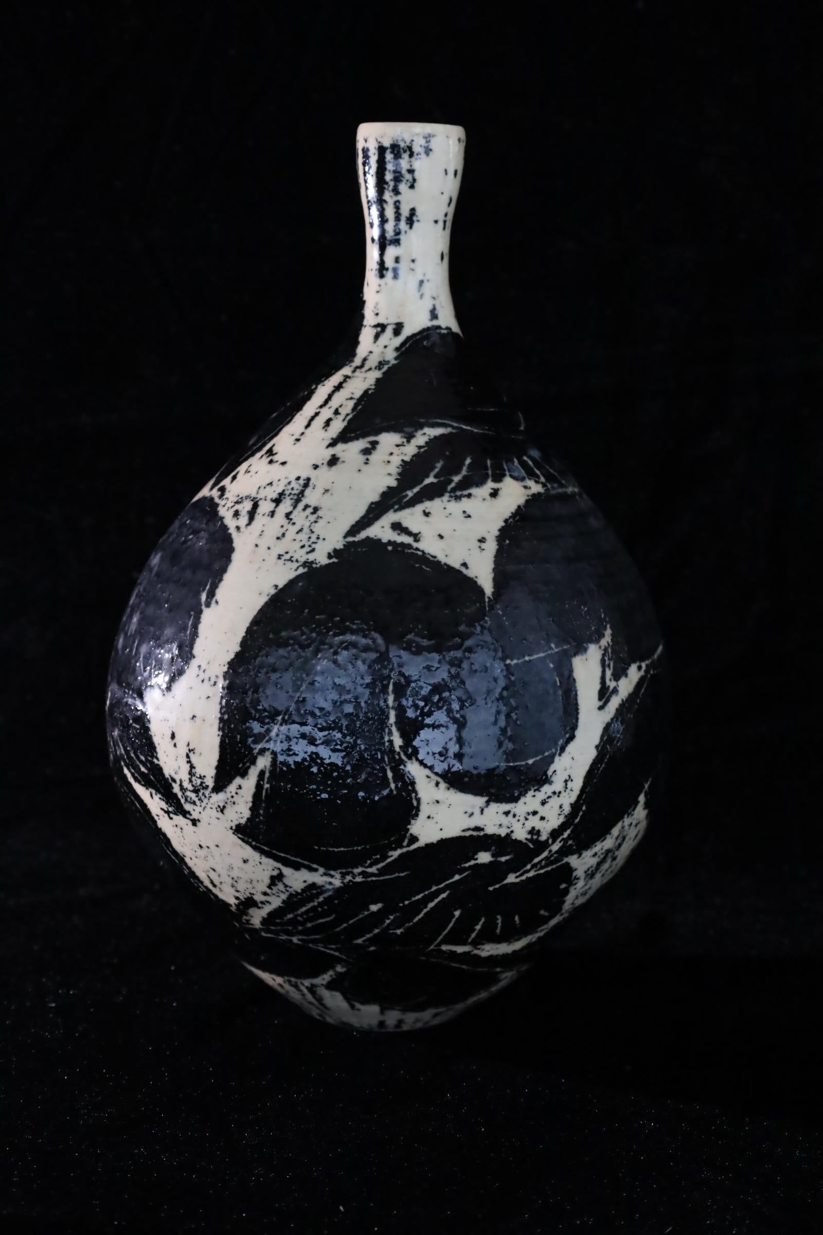 Vase japonais en céramique émaillée noir et blanc avec motif botanique abstrait en vente 7