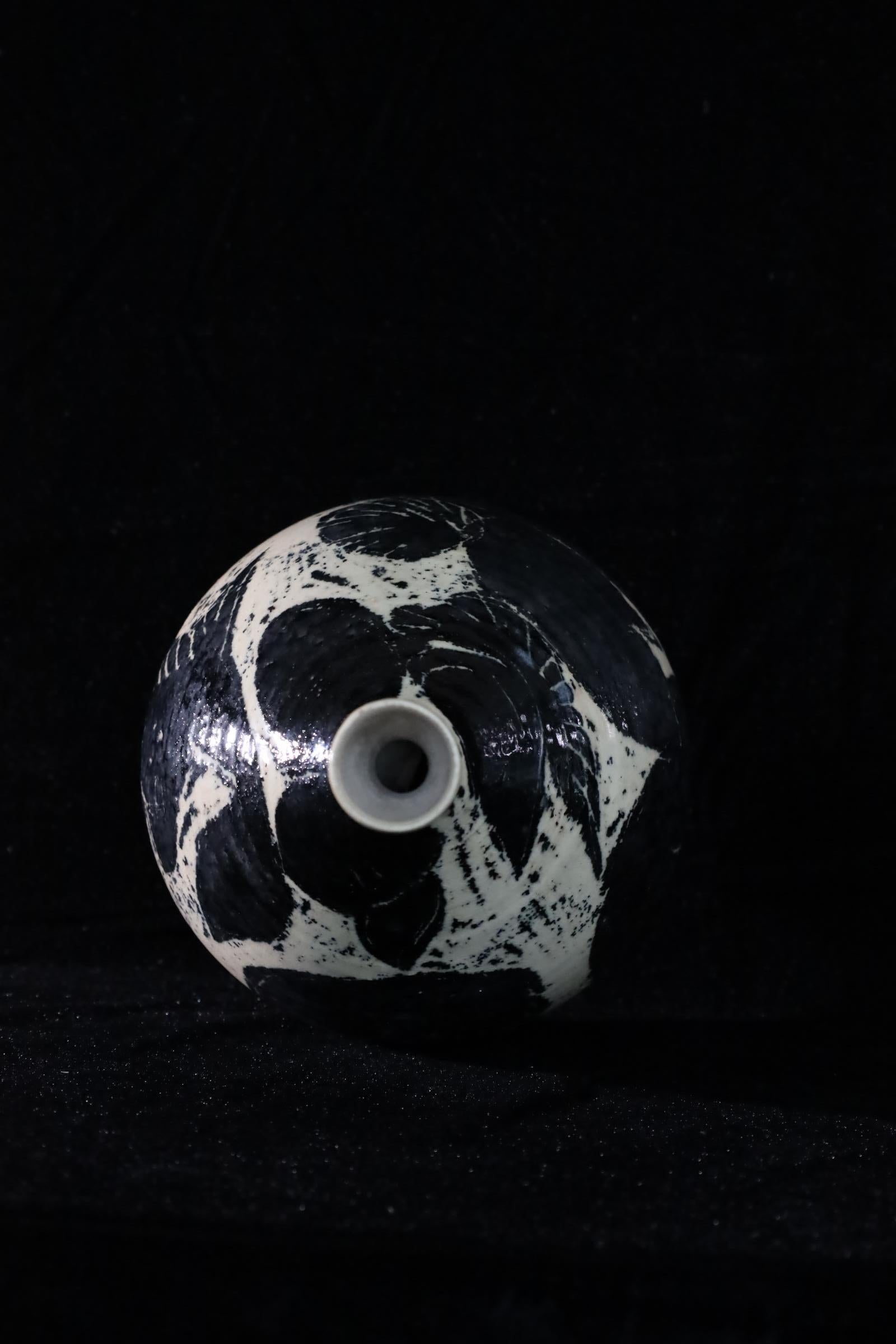 Vase japonais en céramique émaillée noir et blanc avec motif botanique abstrait en vente 8