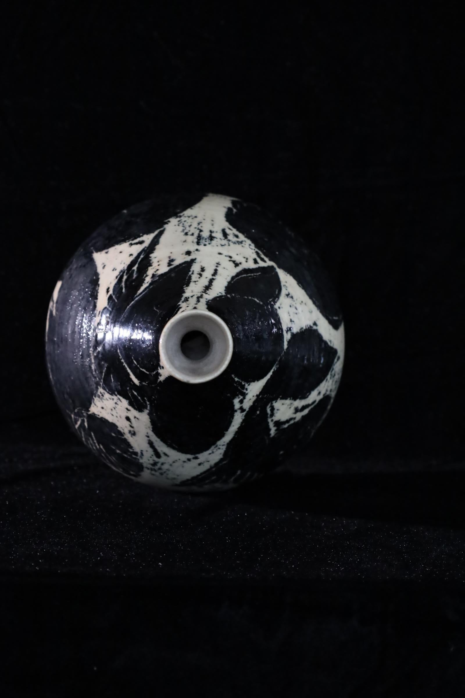 Vase japonais en céramique émaillée noir et blanc avec motif botanique abstrait en vente 9