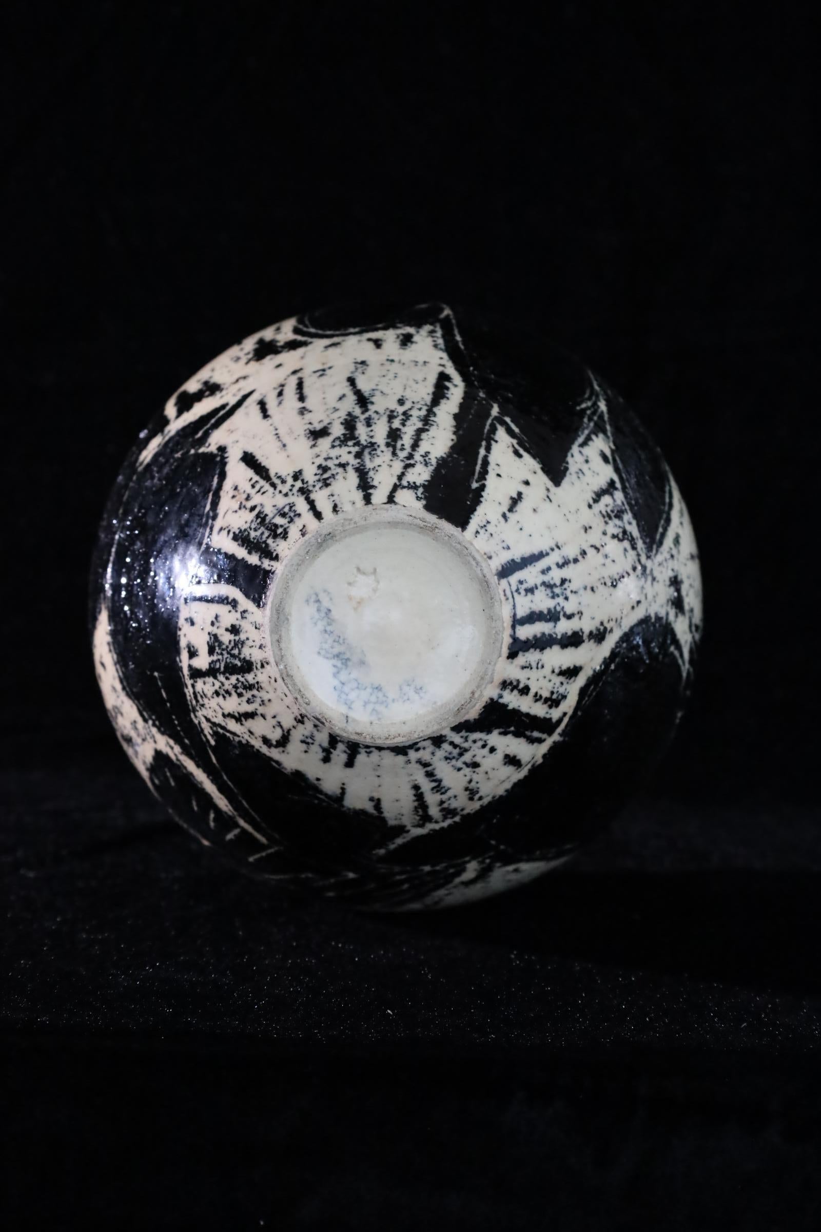 Vase japonais en céramique émaillée noir et blanc avec motif botanique abstrait en vente 10