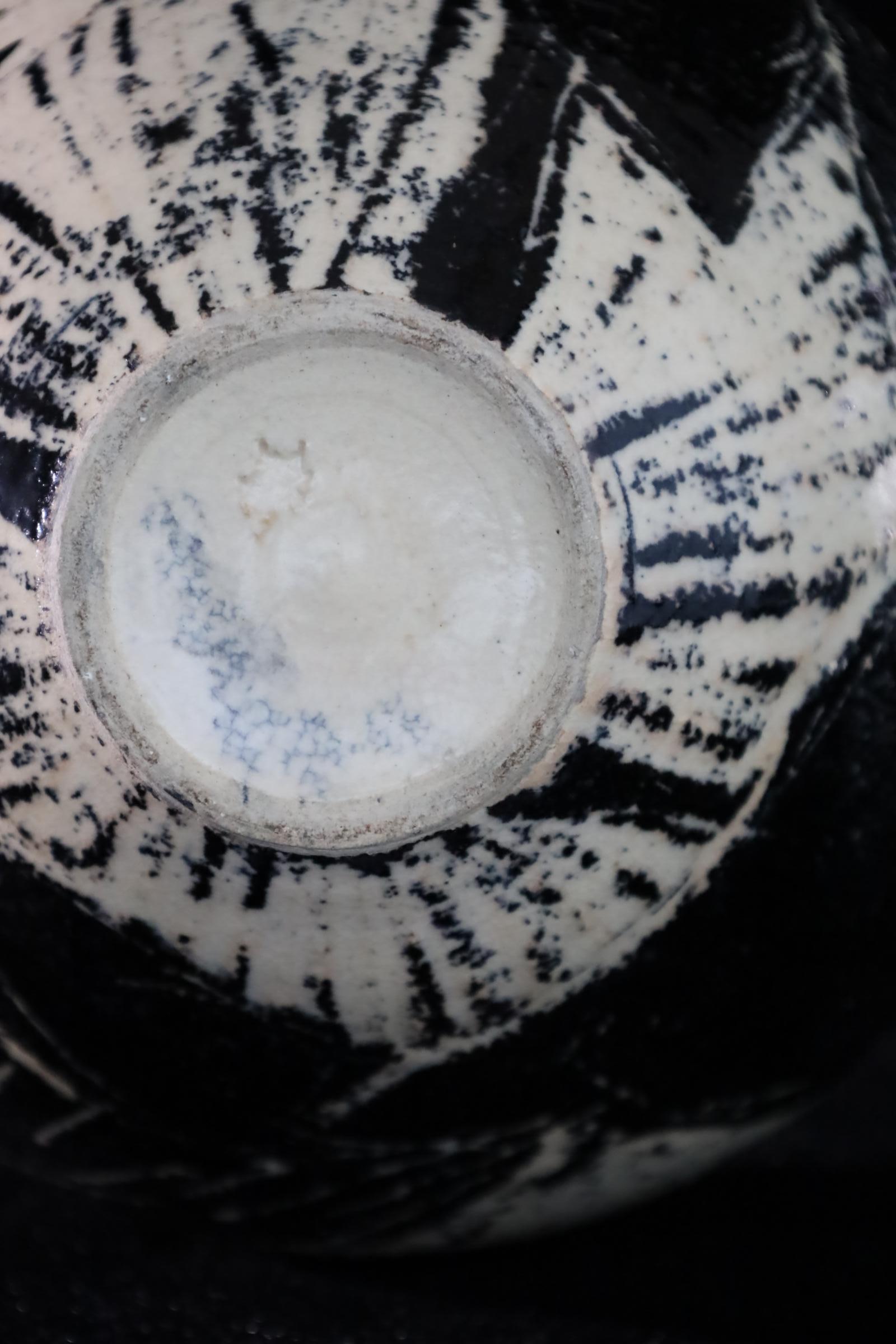 Vase japonais en céramique émaillée noir et blanc avec motif botanique abstrait en vente 11