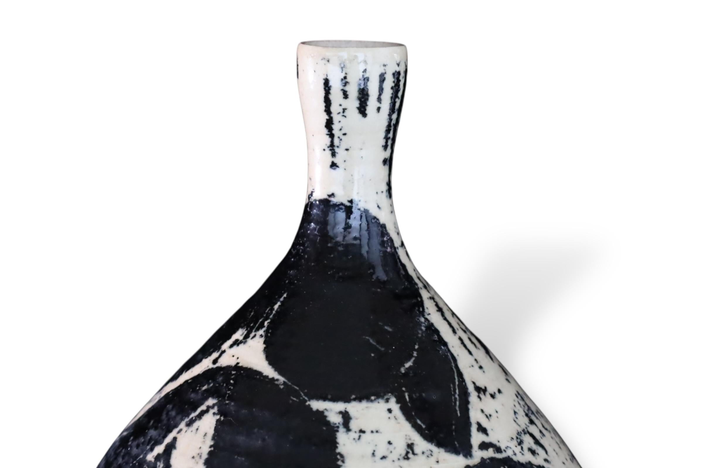 Japanese Black and White Glazed Ceramic Vase with Abstract Botanical Motif In Good Condition For Sale In Fukuoka, JP