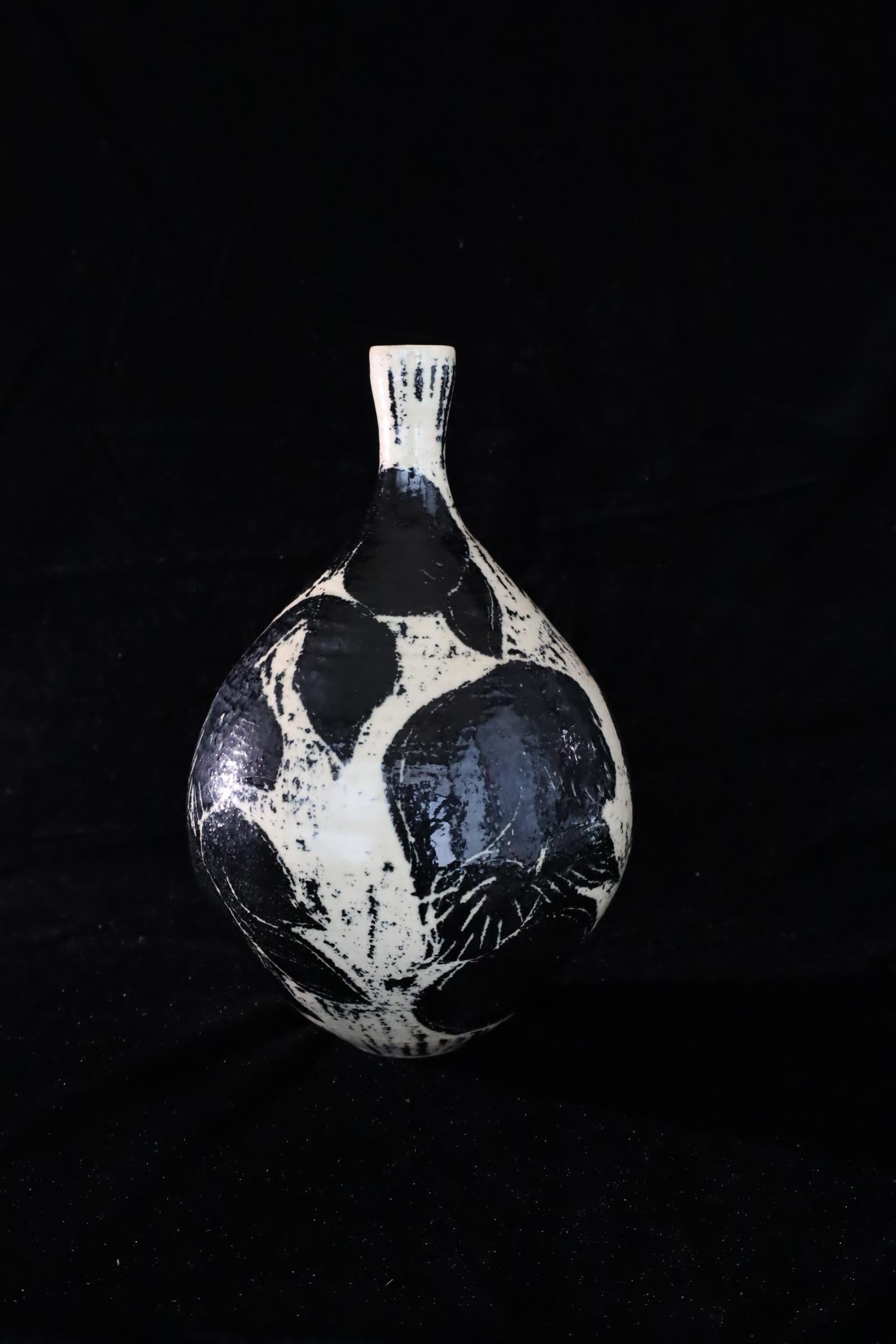 Vernissé Vase japonais en céramique émaillée noir et blanc avec motif botanique abstrait en vente