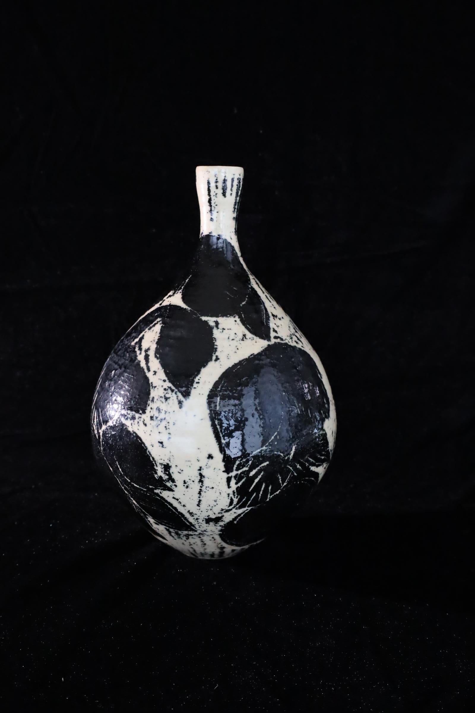 Vase japonais en céramique émaillée noir et blanc avec motif botanique abstrait Bon état - En vente à Fukuoka, JP