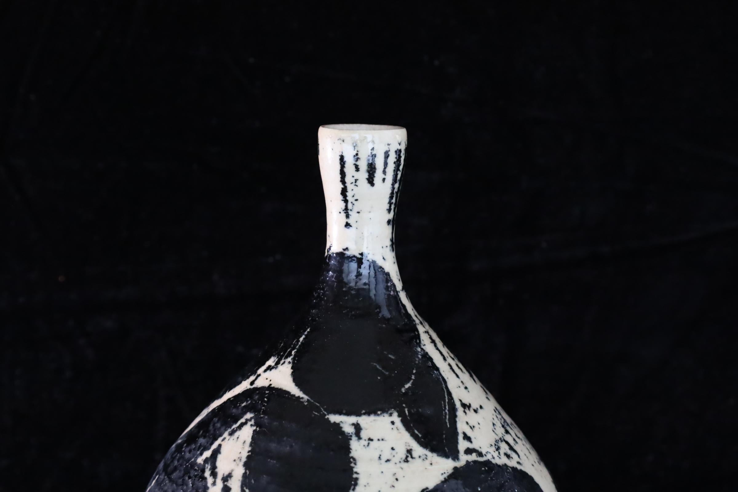 20ième siècle Vase japonais en céramique émaillée noir et blanc avec motif botanique abstrait en vente