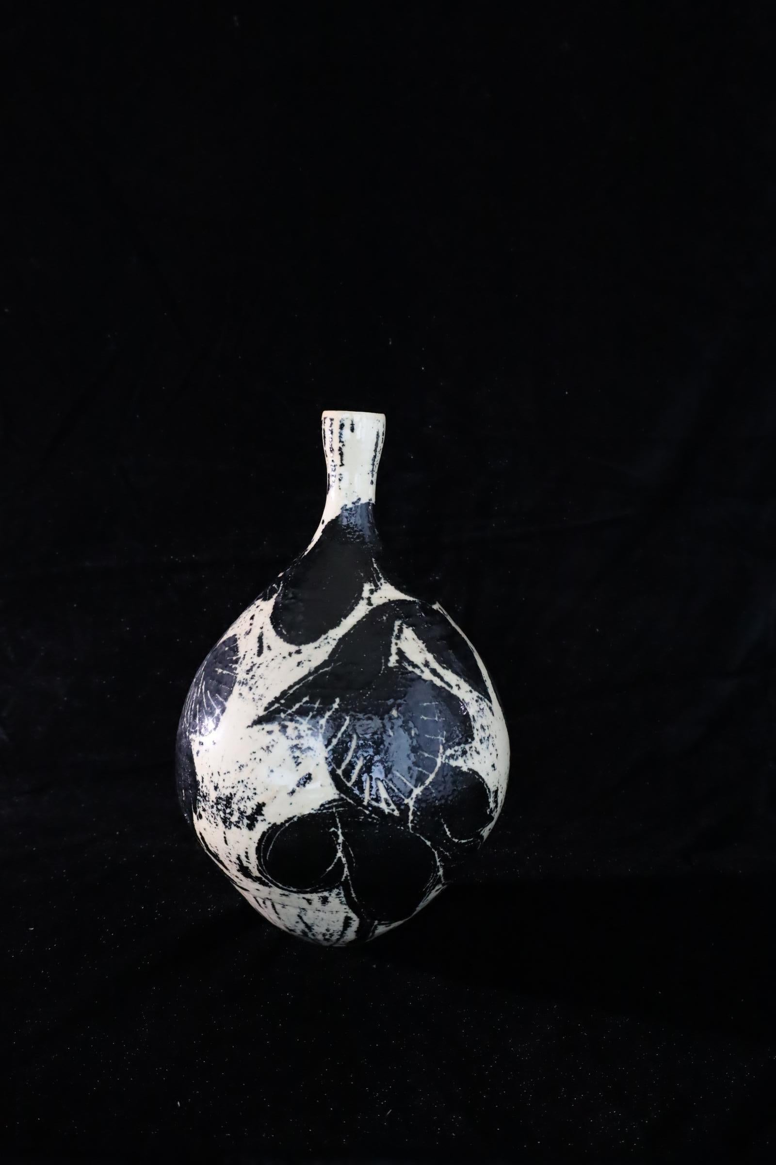 Céramique Vase japonais en céramique émaillée noir et blanc avec motif botanique abstrait en vente