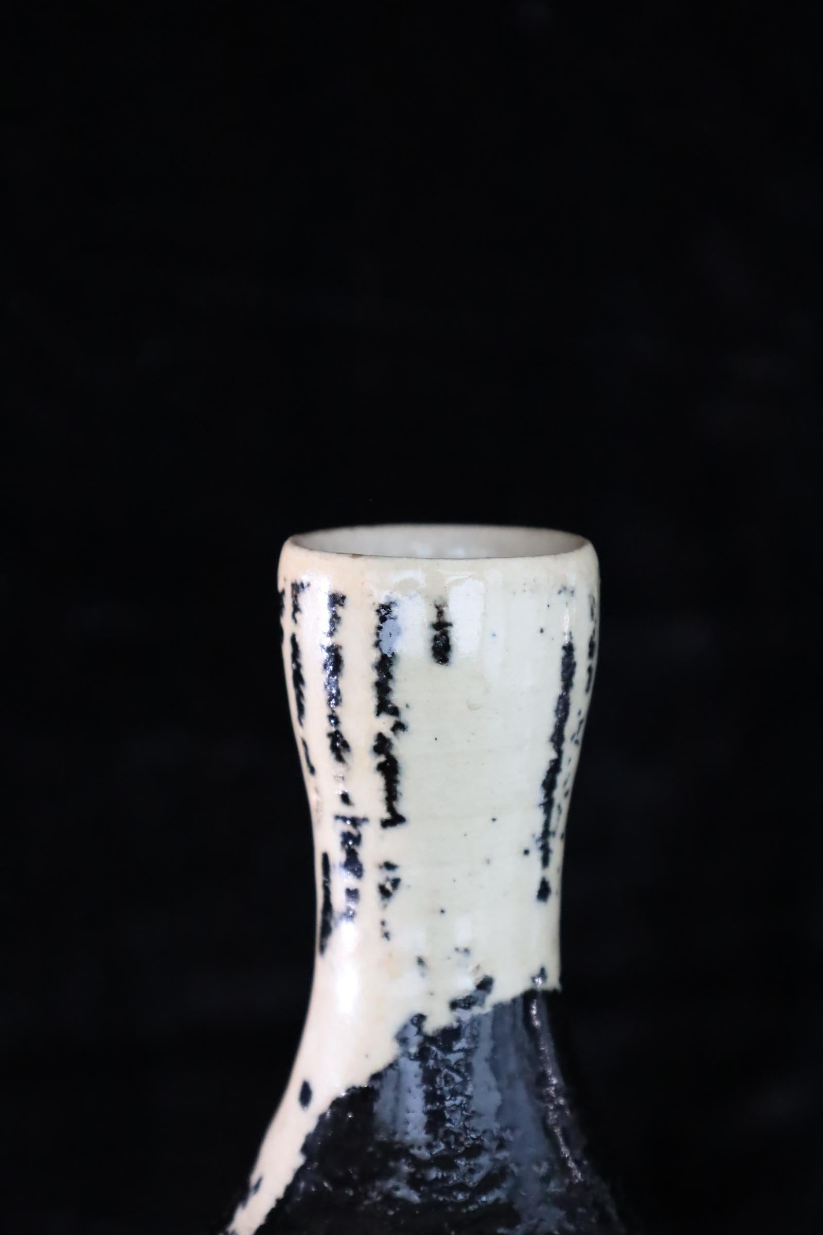 Vase japonais en céramique émaillée noir et blanc avec motif botanique abstrait en vente 1
