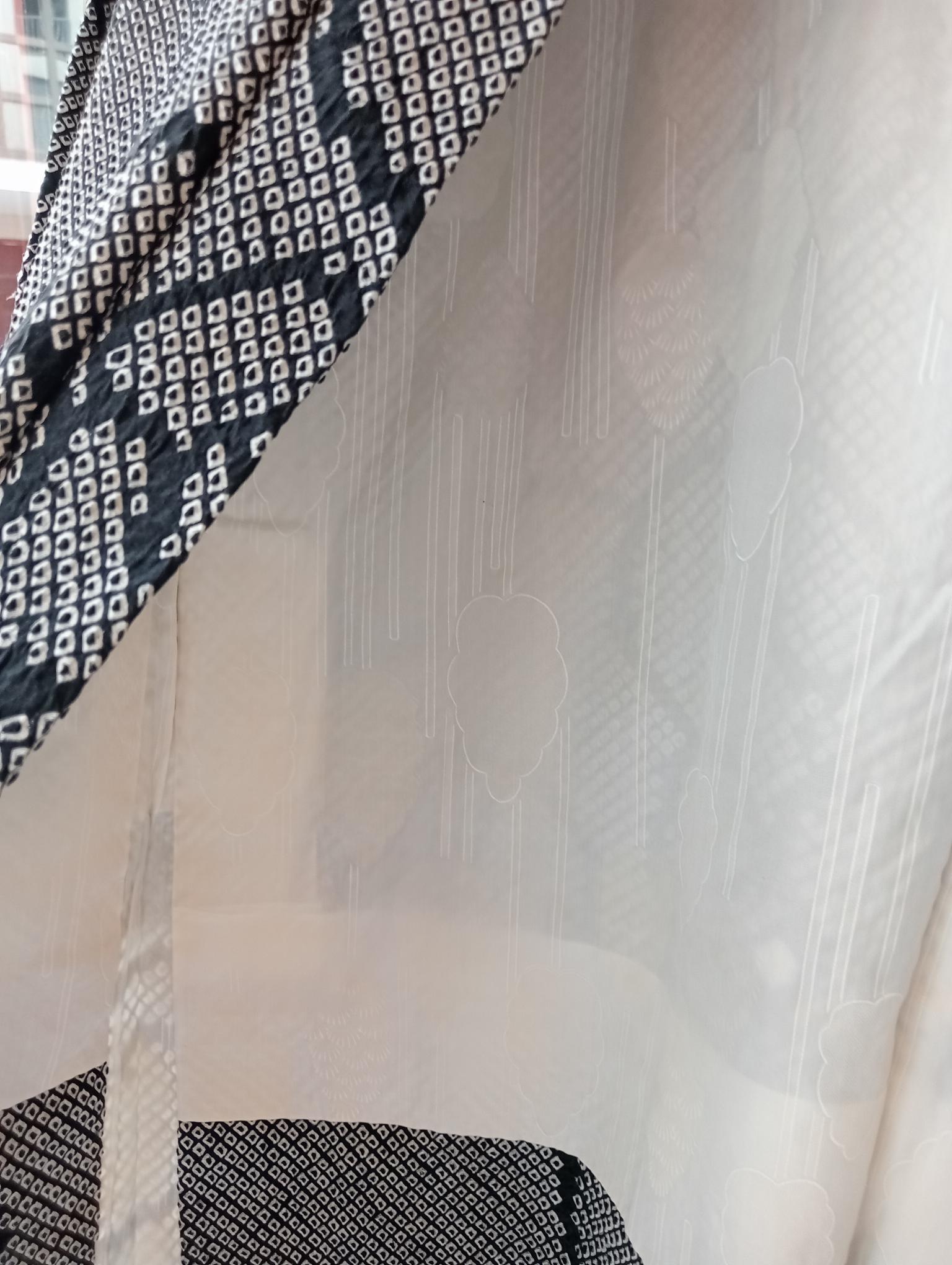 Si tratta di una giacca di seta (cappotto per l'inverno) realizzata in Giappone.
È stata realizzata nell'epoca Showa, intorno agli anni '1970.
Ci sono due haori himo per chiudere questa giacca. 

L'haori è una giacca tradizionale giapponese