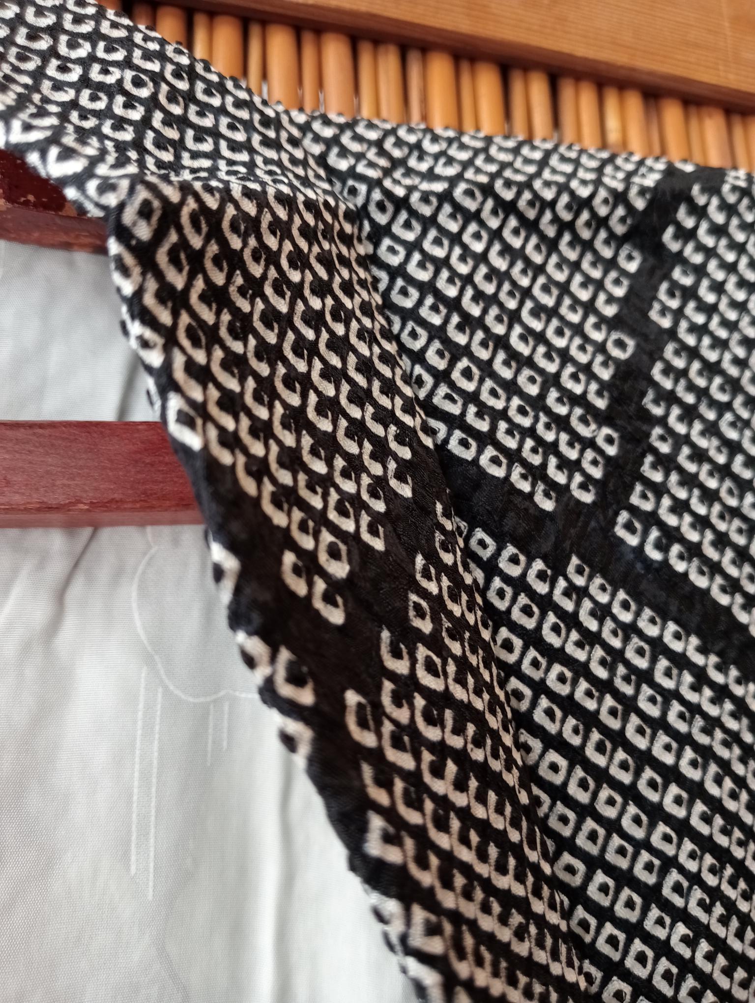 Showa Kimono giapponese Haori in bianco e nero per donna con chirimen di seta degli anni '70 in vendita