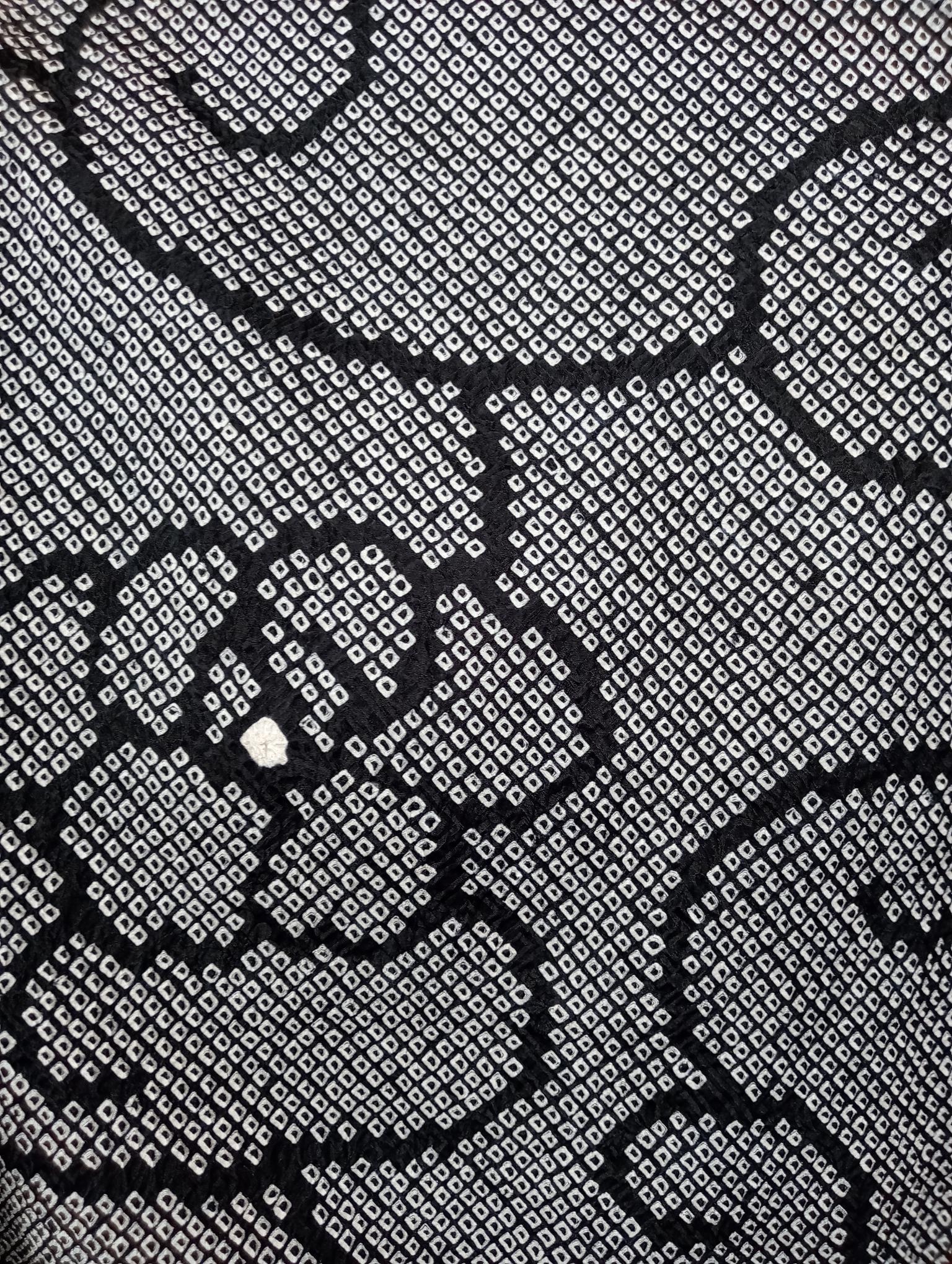 Giapponese Kimono giapponese Haori in bianco e nero per donna con chirimen di seta degli anni '70 in vendita