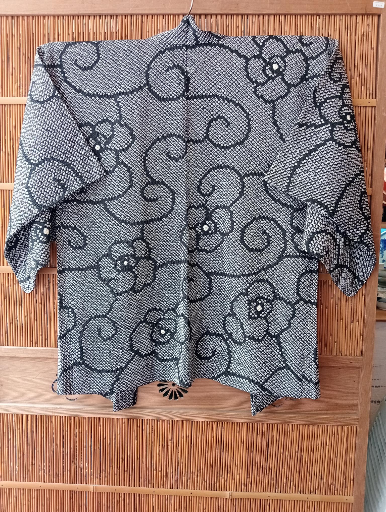 Kimono giapponese Haori in bianco e nero per donna con chirimen di seta degli anni '70 In condizioni buone in vendita a Paris, FR