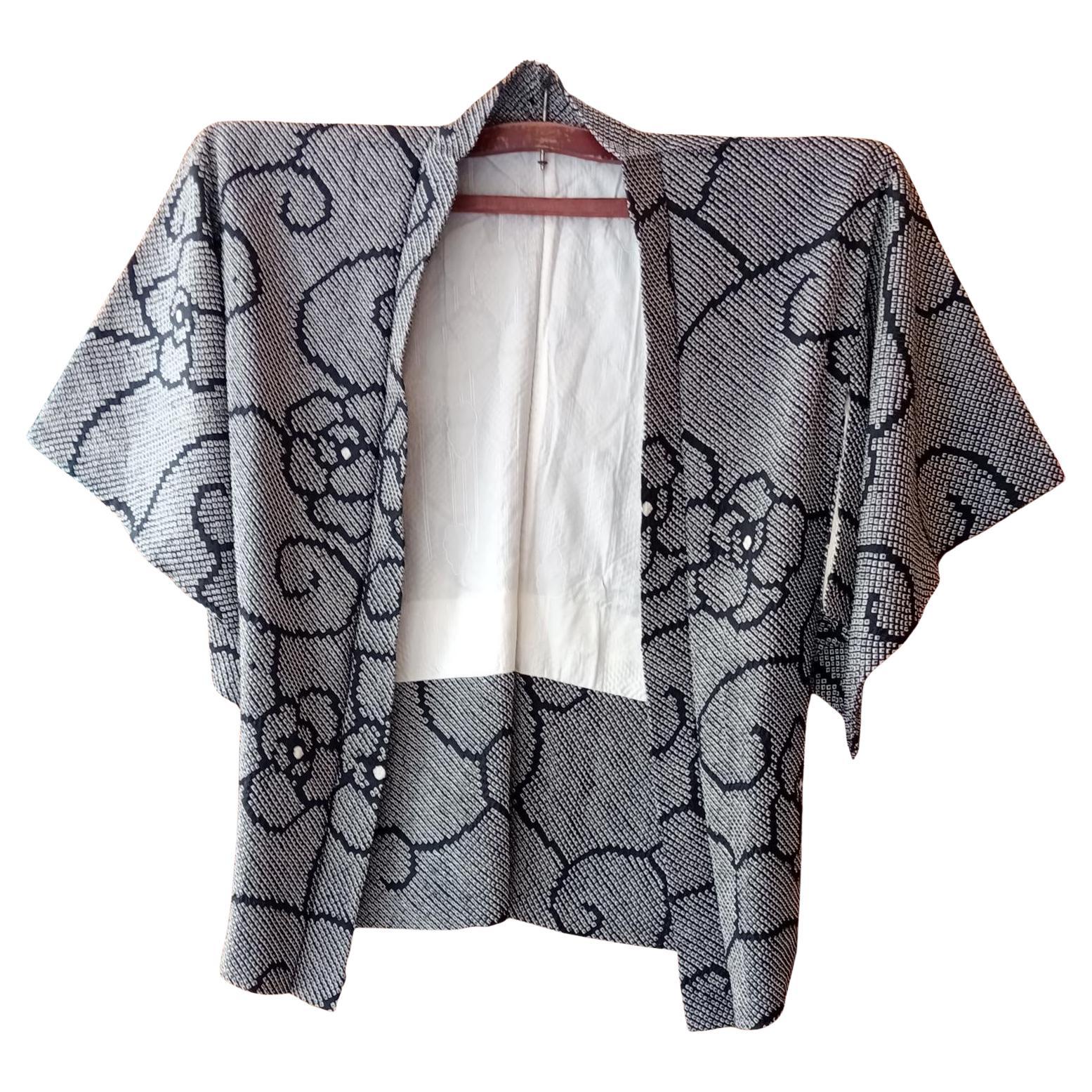 Kimono giapponese Haori in bianco e nero per donna con chirimen di seta degli anni '70