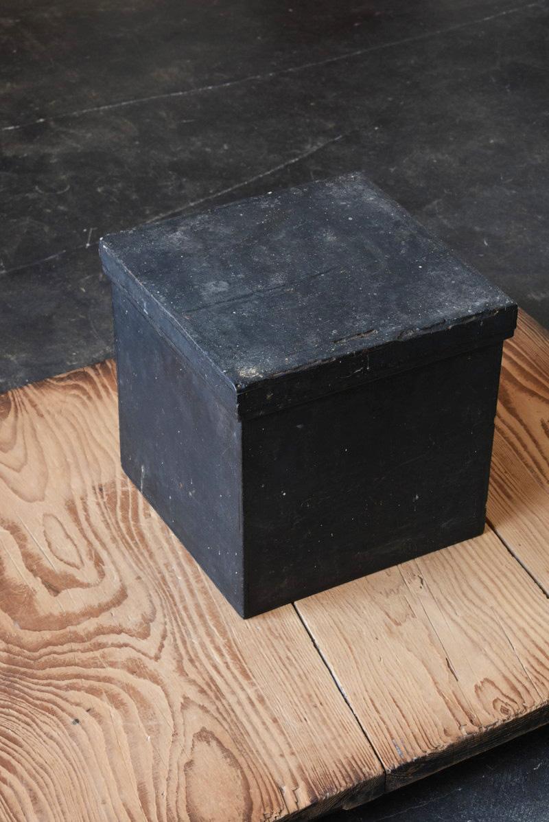Japanese Black Antique Wooden Box / Wabi-Sabi Storage Box / 1785 / Edo Period In Good Condition In Sammu-shi, Chiba