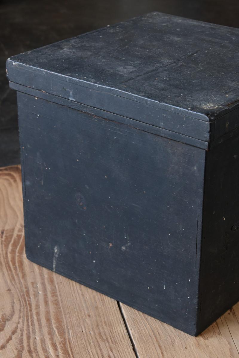 Cedar Japanese Black Antique Wooden Box / Wabi-Sabi Storage Box / 1785 / Edo Period